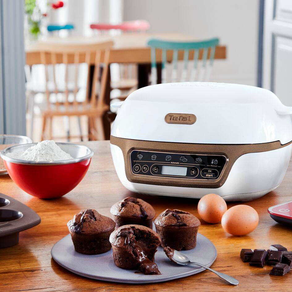 CAKE FACTORY+ Mini moule à canneles inclus