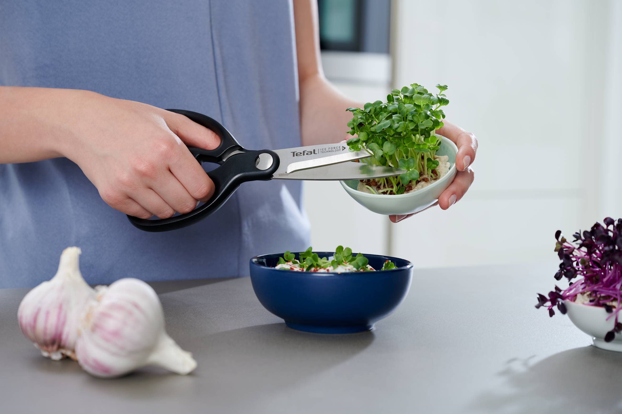 Ice Force set 7 pièces : Bloc couteaux universel en bois FSC + Couteaux : Cuisine 9 cm + Chef 20 cm + Utilité 11 cm + Santoku 18 cm + A trancher 20 cm + A pain 20 cm + Ciseaux de cuisine