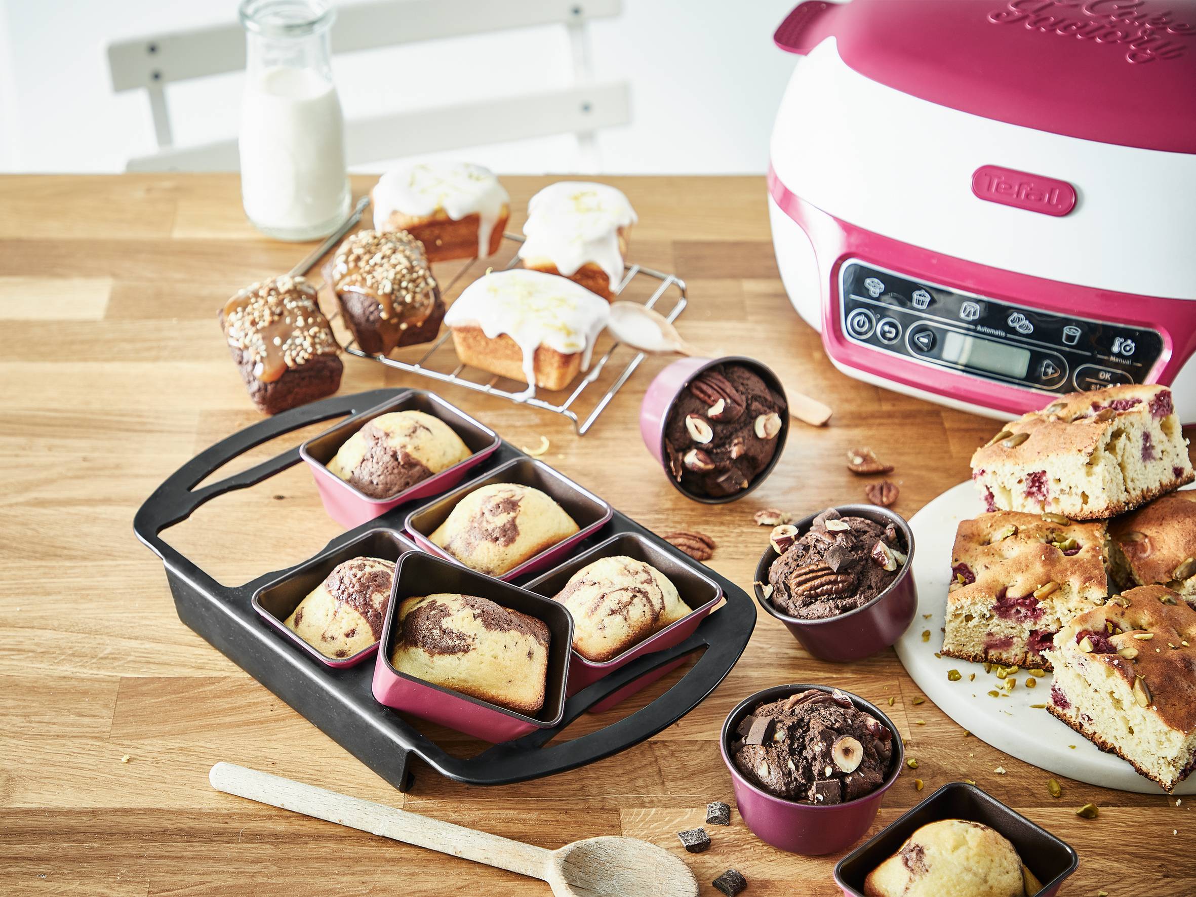 Cake factory Tefal avec 6 moules, 1 plat, 1 grille et livre de recettes très bon état - Électroménager