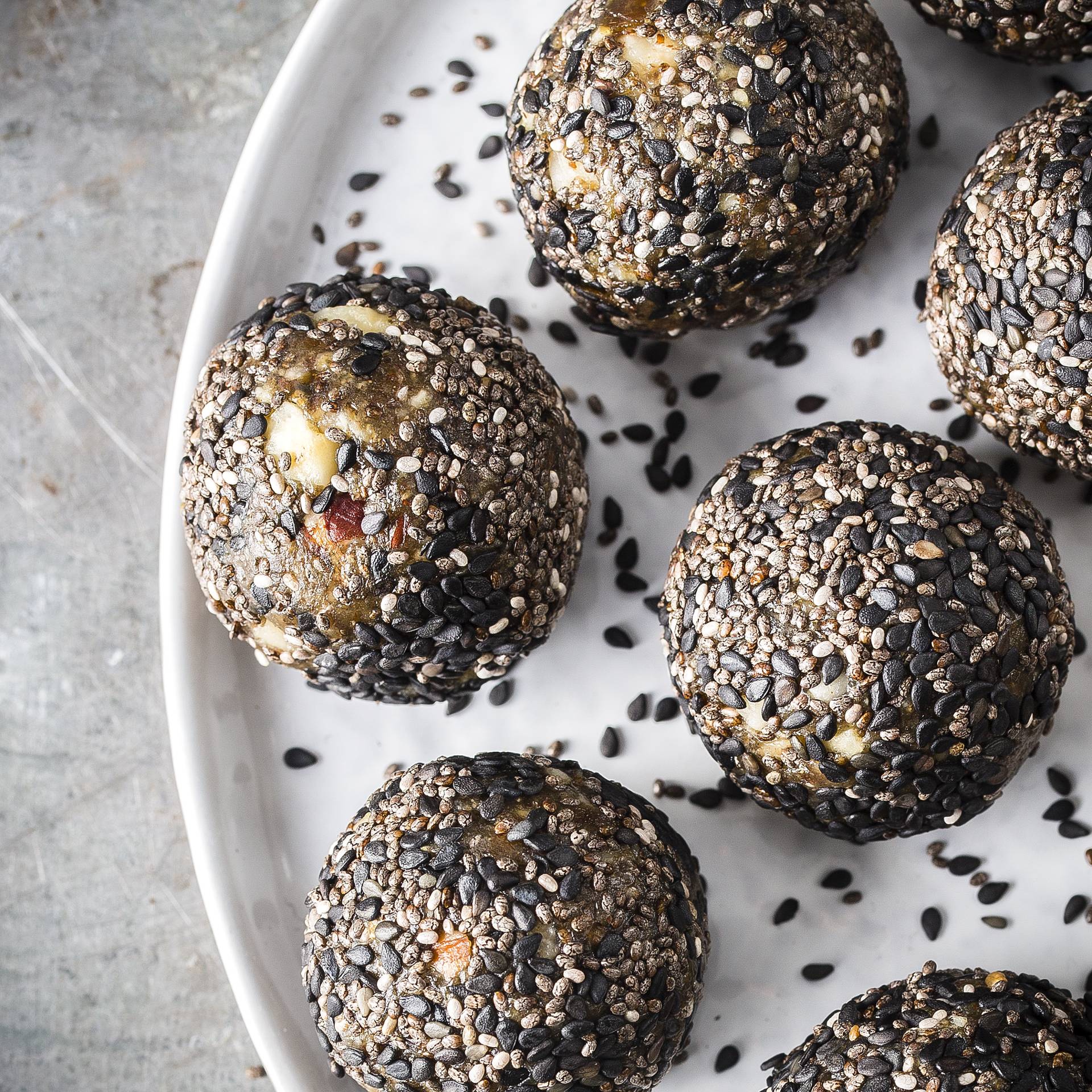 Boules énergétiques aux dattes, noix et graines de chia - Recette Hachoir Manuel 5 secondes 900mL | Tefal
