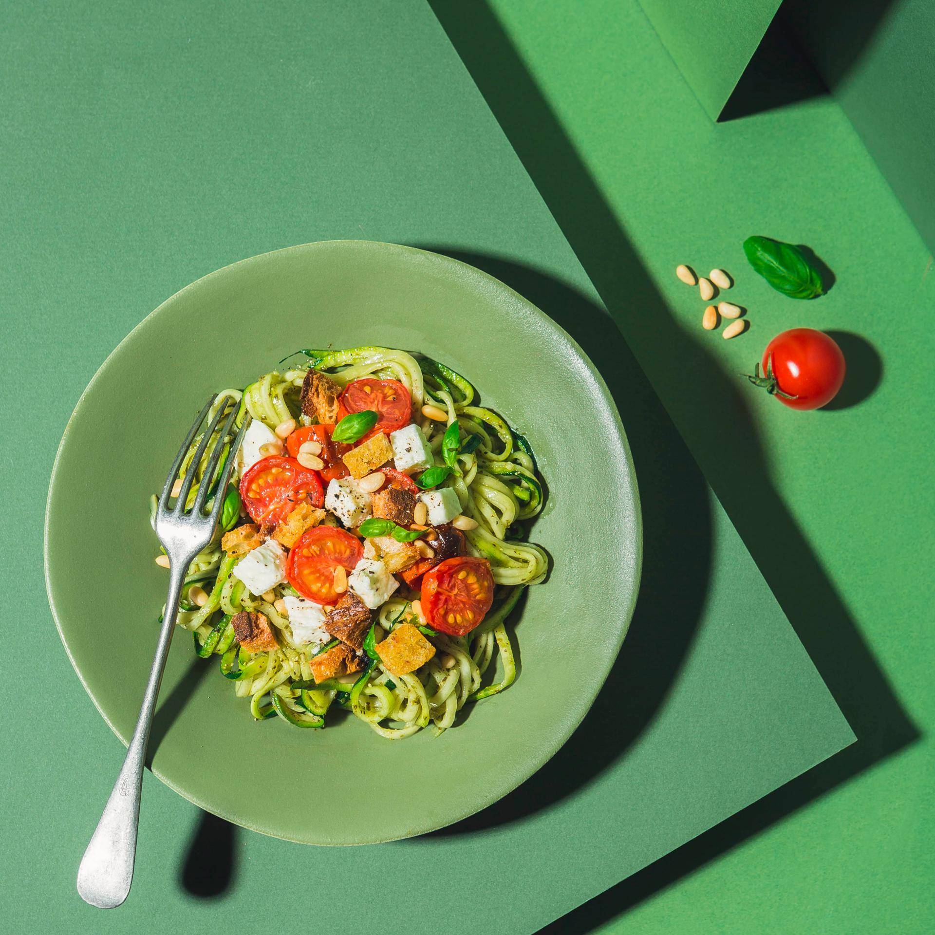 Spaghetti de courgettes au pesto, tomates rôties, mozzarella et croûtons - Recette Poêles et Casseroles | Tefal