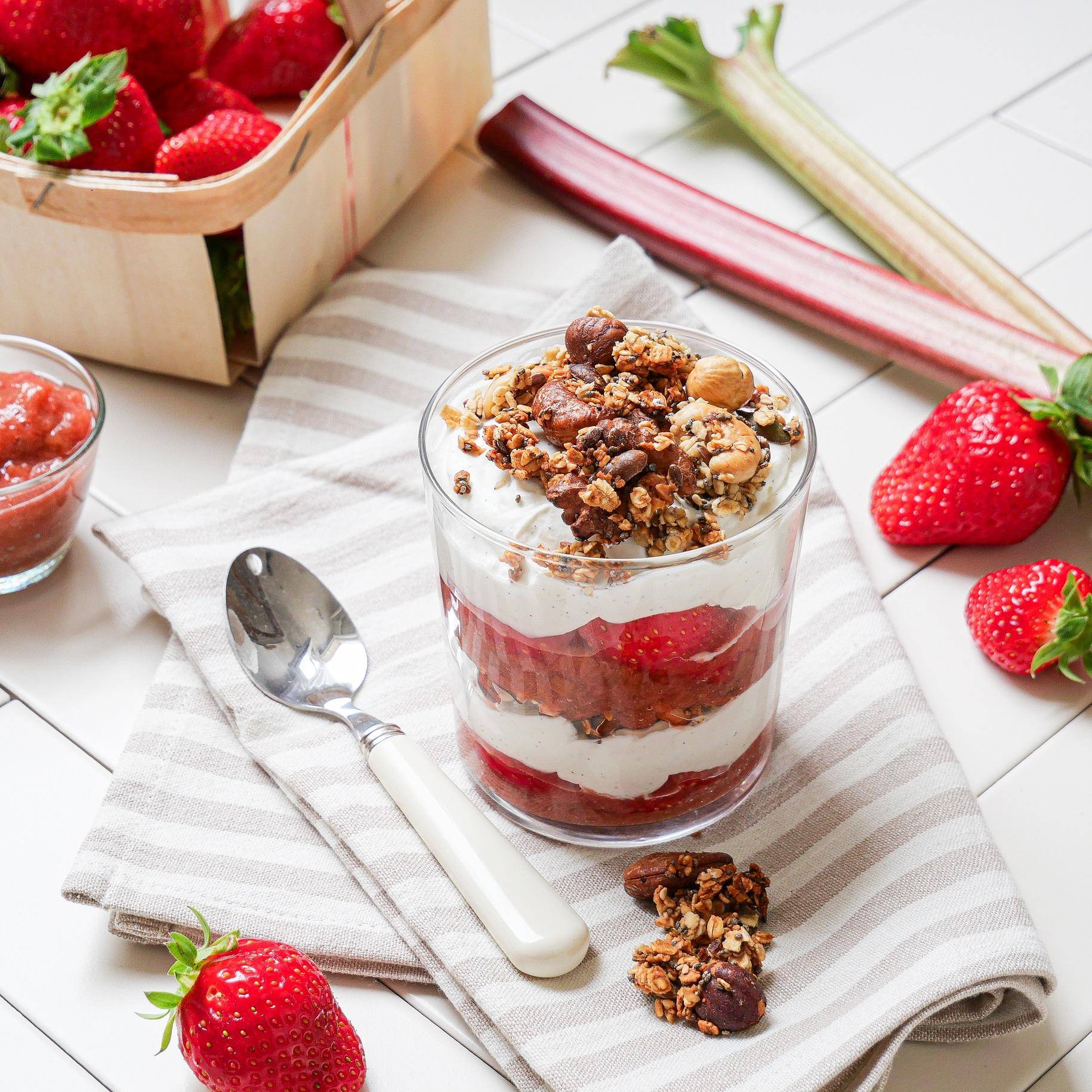 Verrine Rhubarbe Fraise, crème mascarpone et granola - Recette Cake Factory Infinity | Tefal