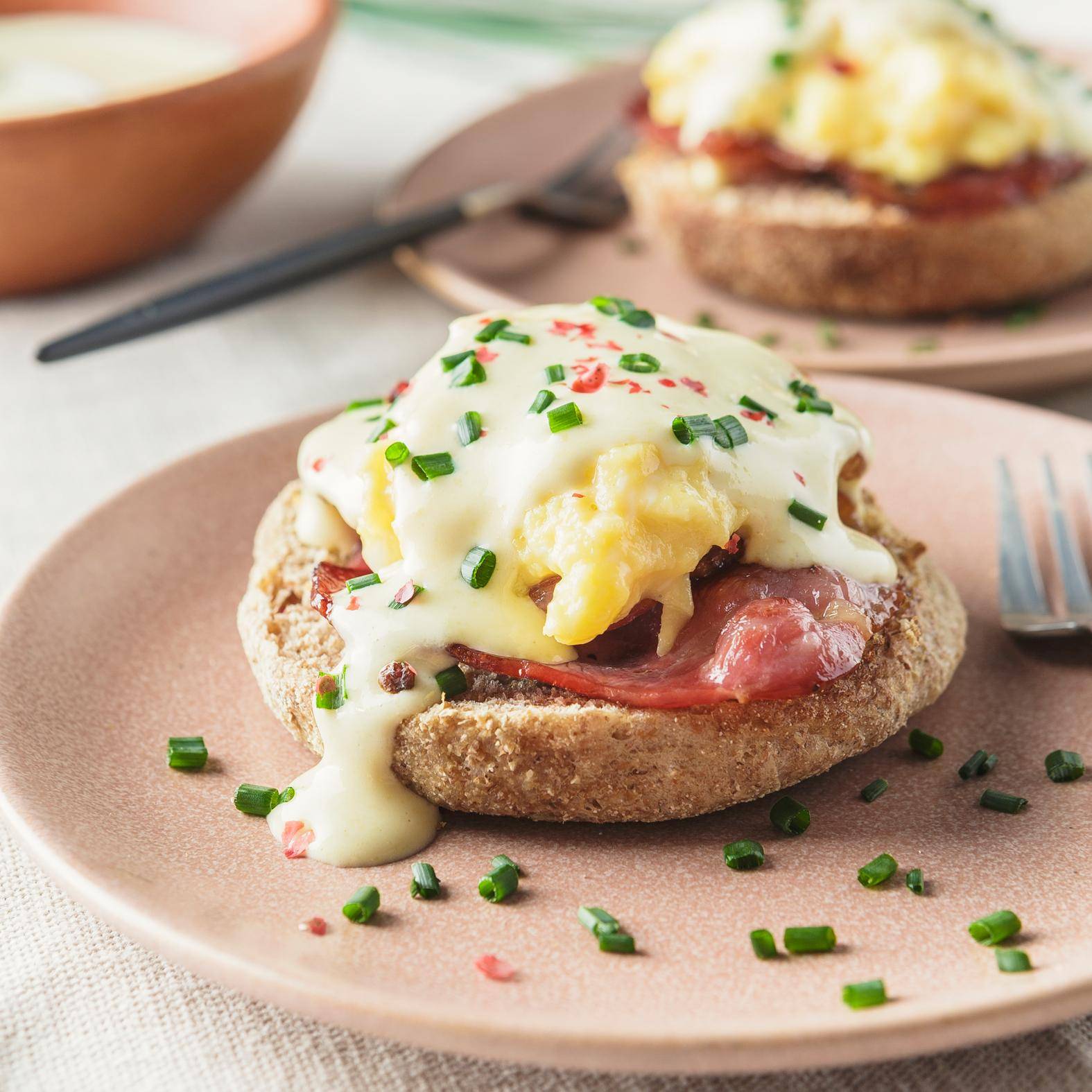 Œufs brouillés façon Bénédicte et hollandaise allégée - Recette Poêles et Casseroles | Tefal
