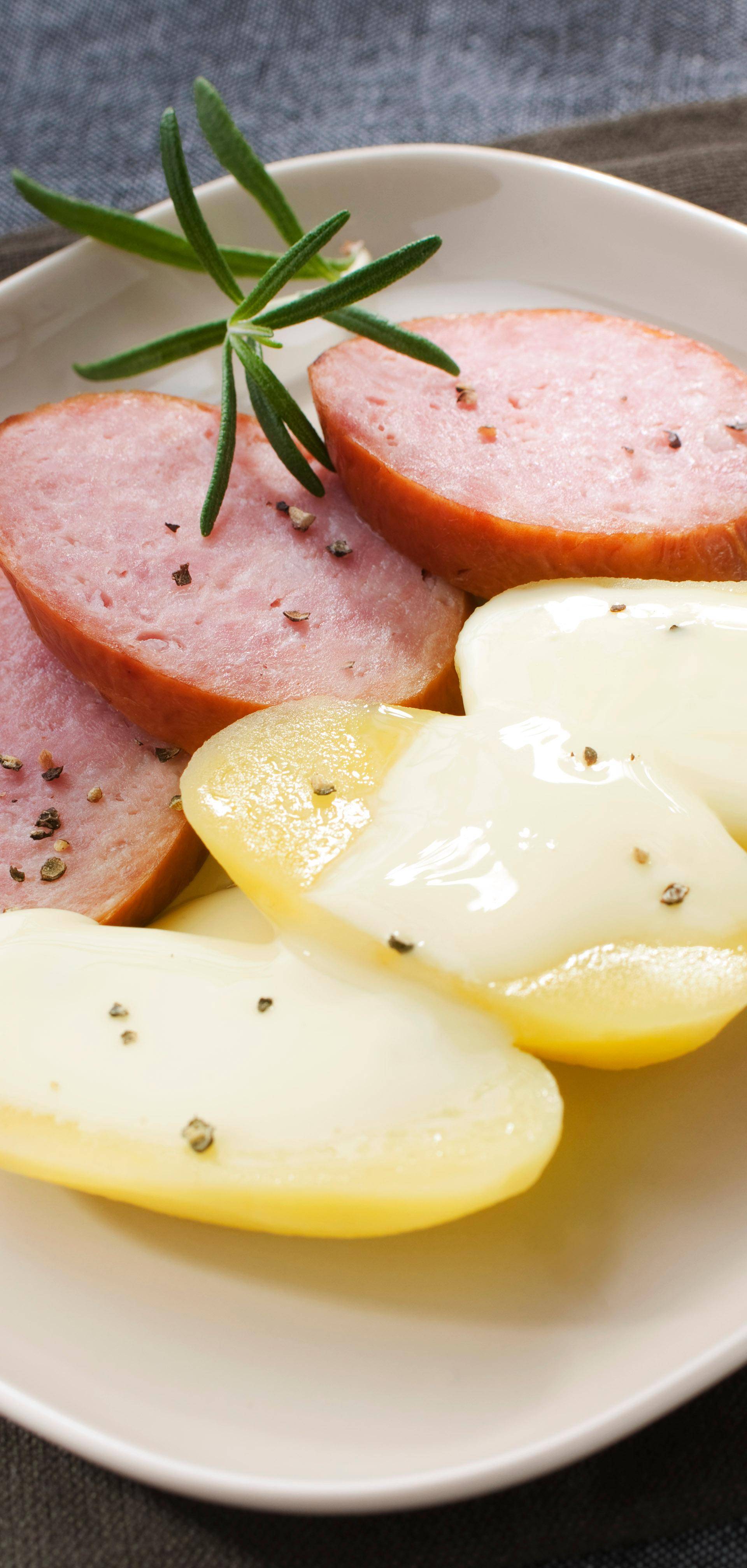 Saucisse de Morteau, pommes de terre vapeur et cancoillotte - Recette undefined | Tefal