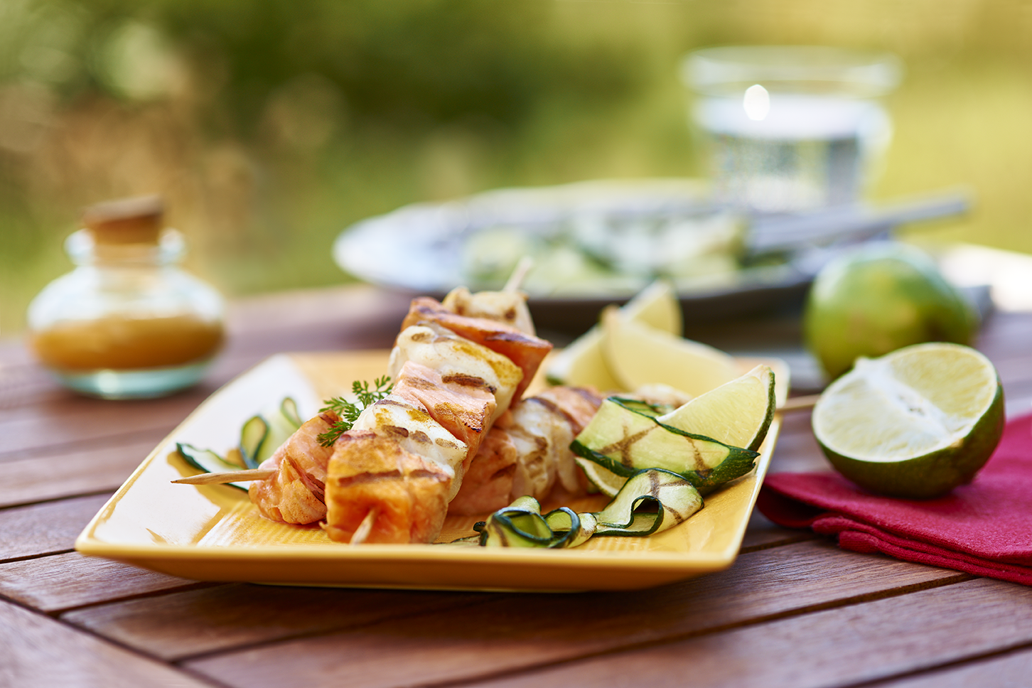 Brochettes de lotte et de saumon marinées - Recette Barbecue et planchas | Tefal