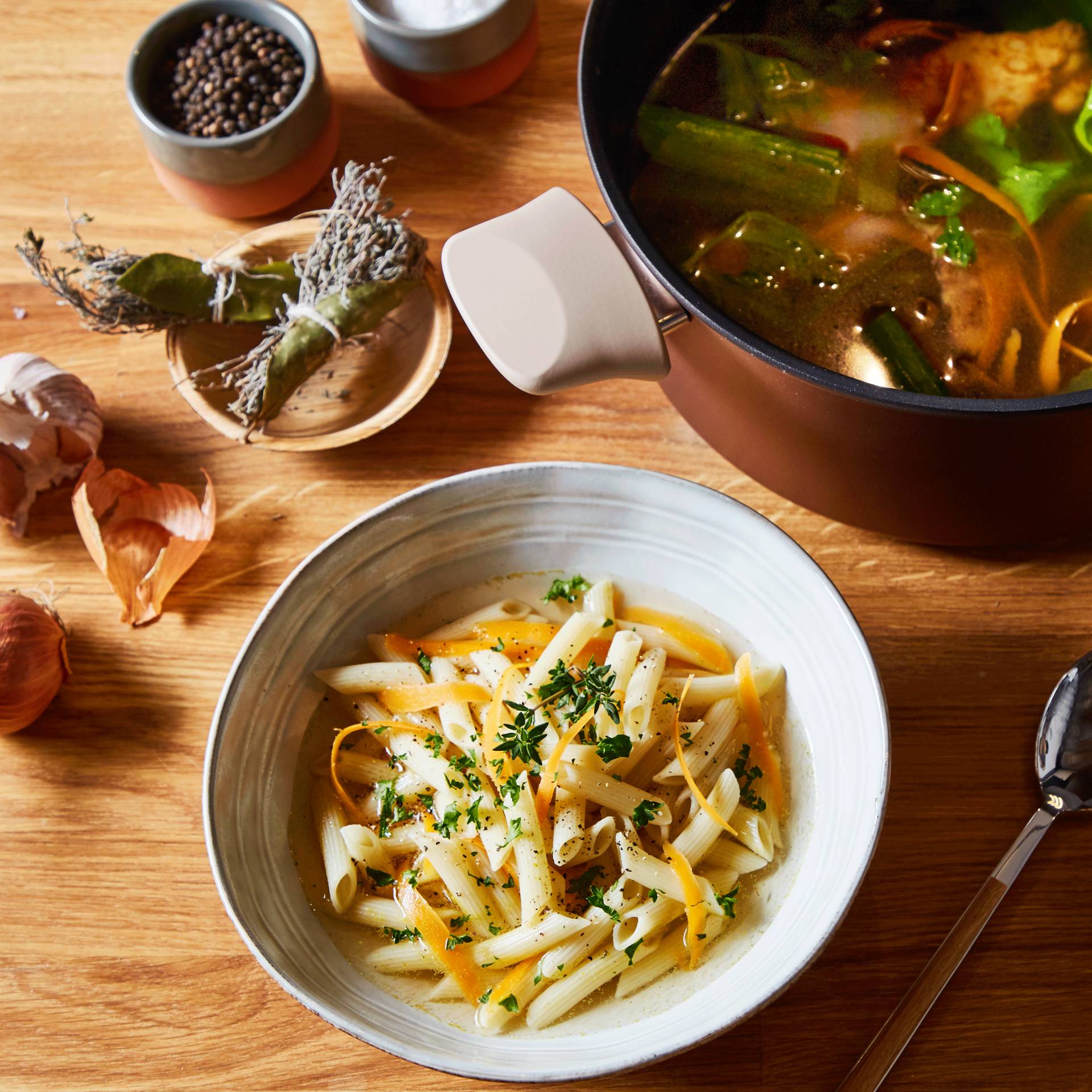 Bouillon d'épluchures et restes de légumes - Recette Poêles et Casseroles | Tefal