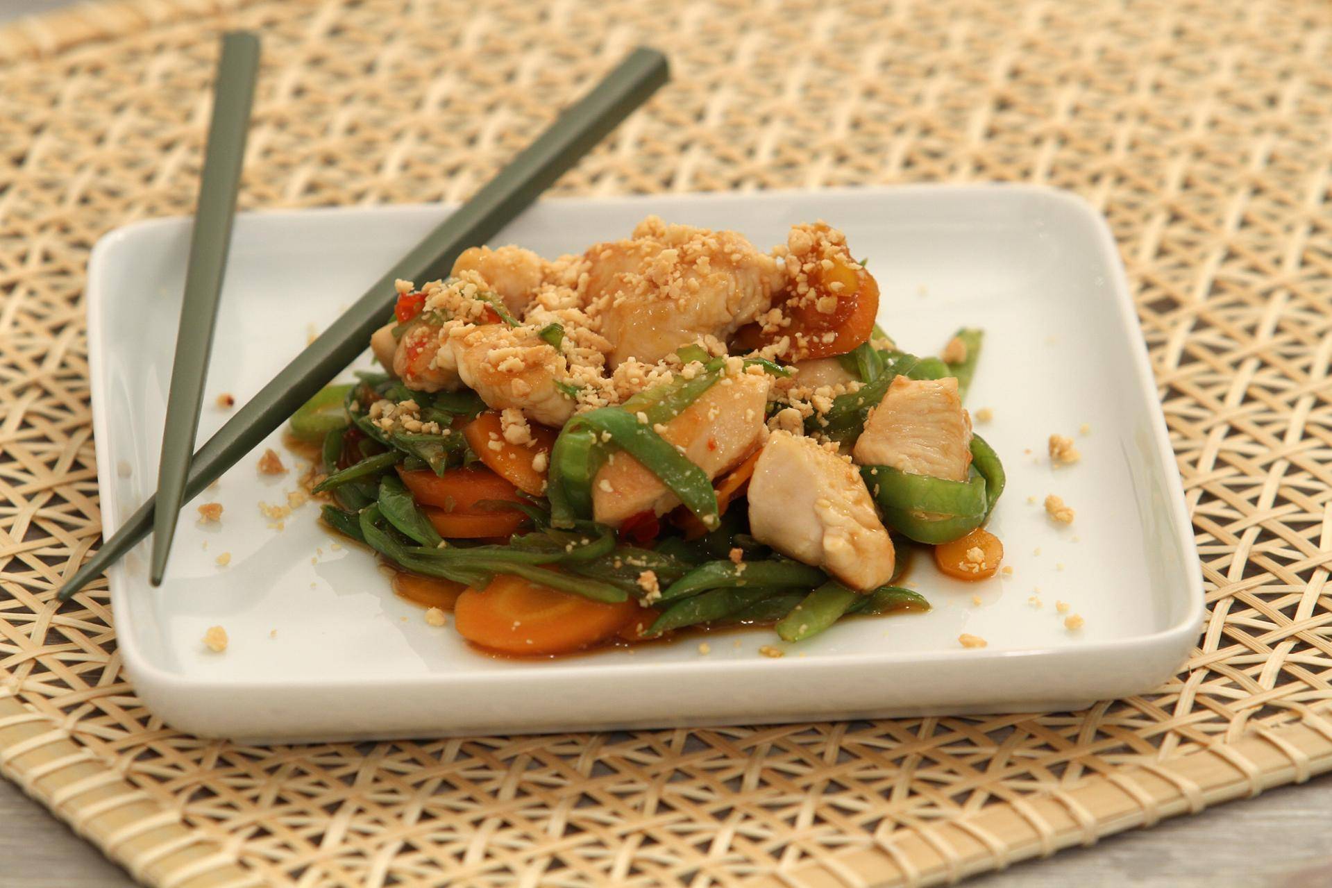 Wok de poulet aux cacahuètes - Recette undefined | Tefal