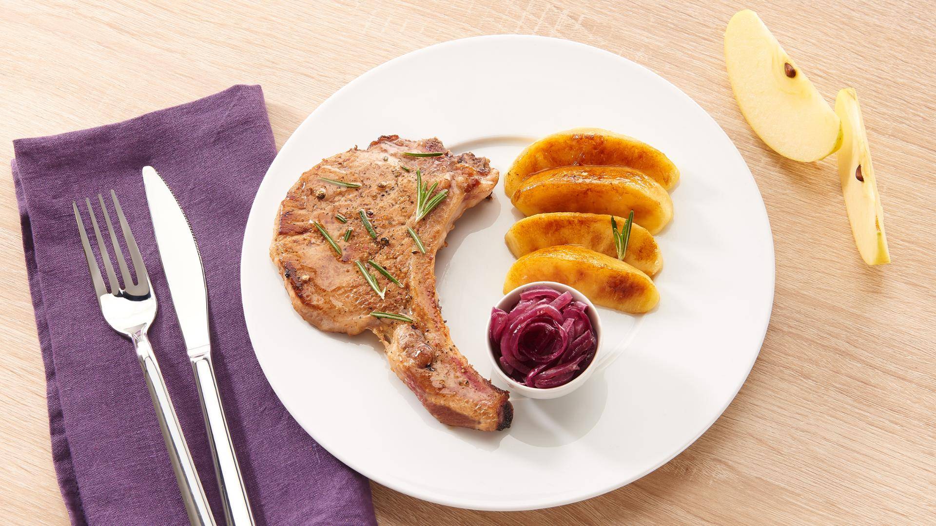 Côtes de porc snackées, pommes et chutney d'oignon rouge - Recette Poêles et Casseroles | Tefal