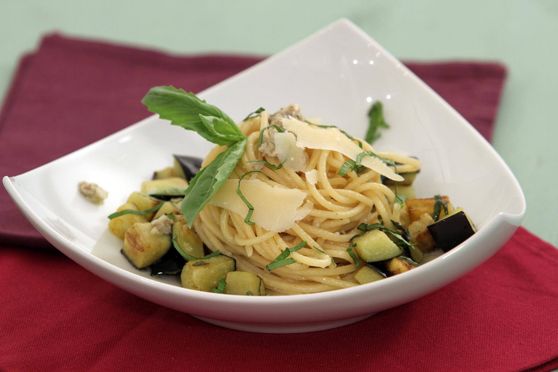 Spaghetti aux aubergines, anchois et basilic - Recette undefined | Tefal