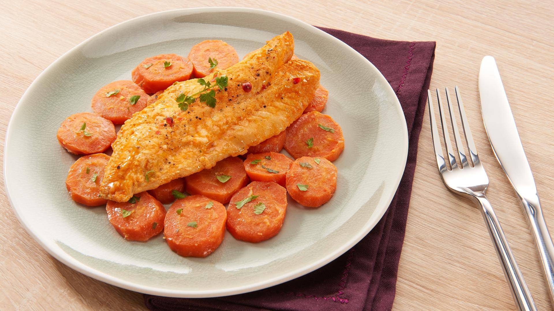 Dorade pochée en jus de carotte et citronnelle, carottes confites et poivrons jaunes. - Recette Poêles et Casseroles | Tefal