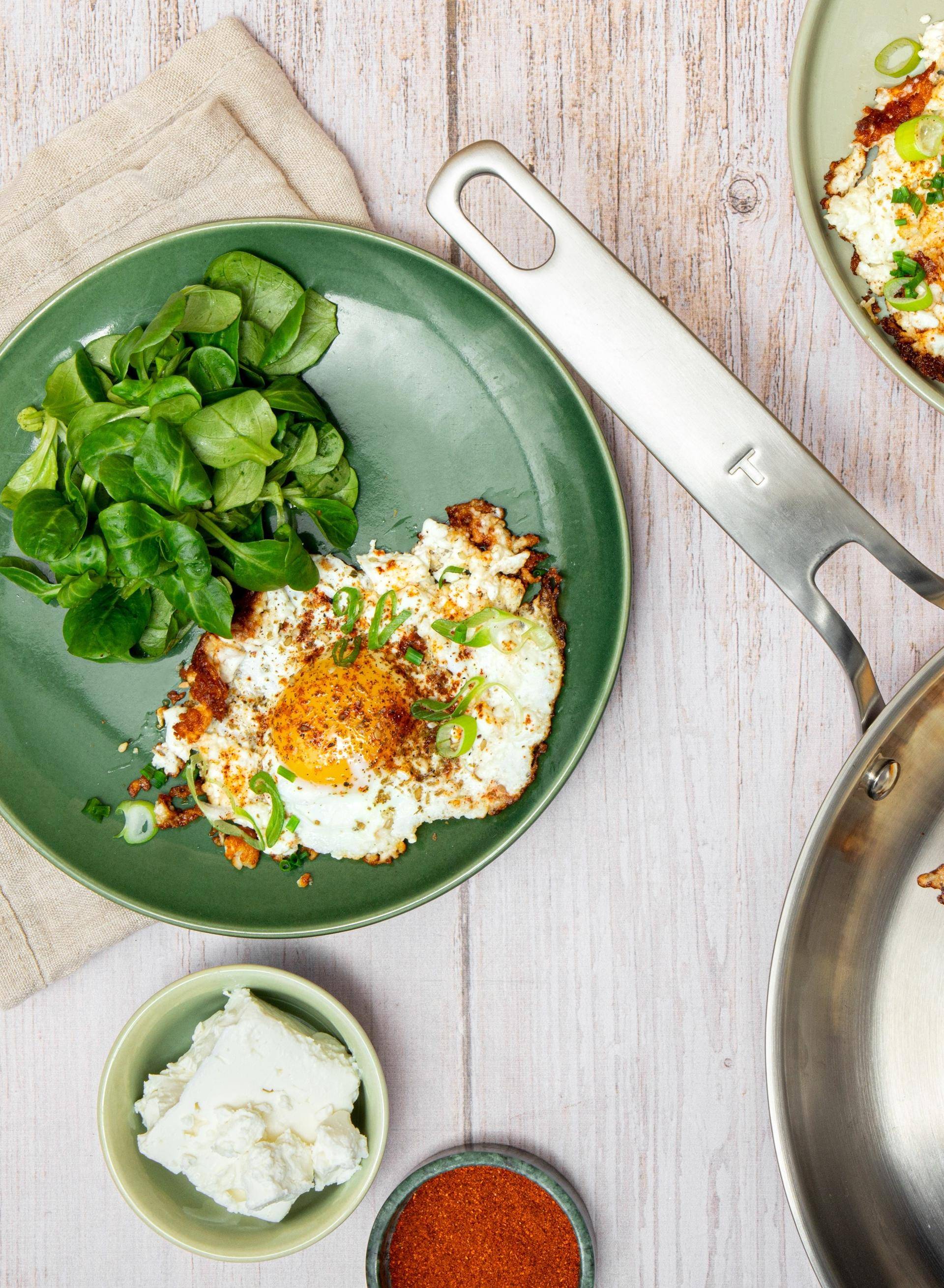 Œufs au plat croustillants à la fêta - Recette Poêles et Casseroles | Tefal