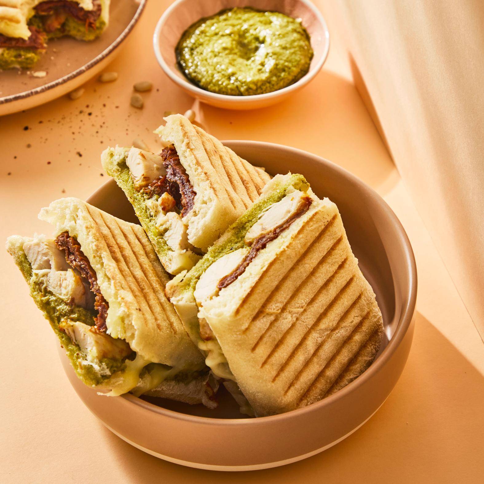 Panini with grilled chicken, pesto and sun-dried tomato - Recette Snack Collection MECHANICAL | Tefal