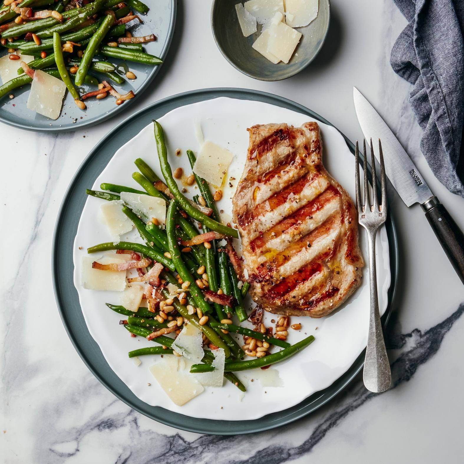 Gegrilde kalfskoteletjes met sperziebonen, bacon en Parmezaanse kaas - Recette OptiGrill 2in1 | Tefal