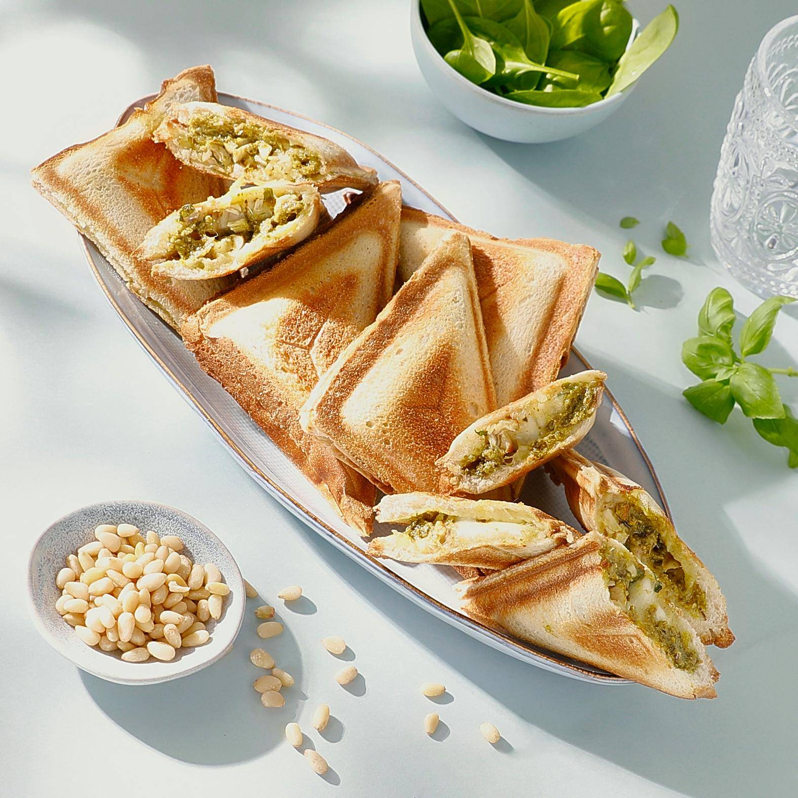 Pesto and chicken triangular toasted sandwich - Recette Snack Collection MECHANICAL | Tefal