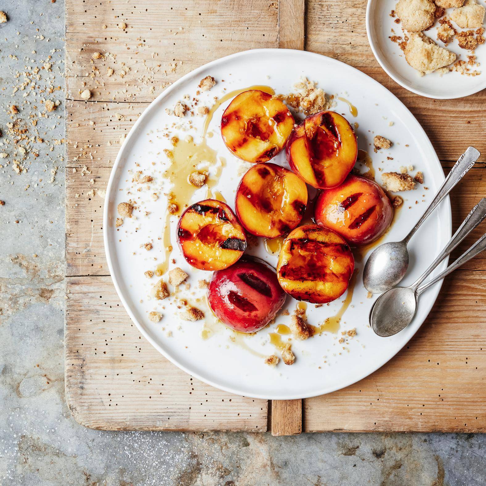 Gegrilde perziken met ahornsiroop en amandelkruimels - Recette OptiGrill 4in1 | Tefal