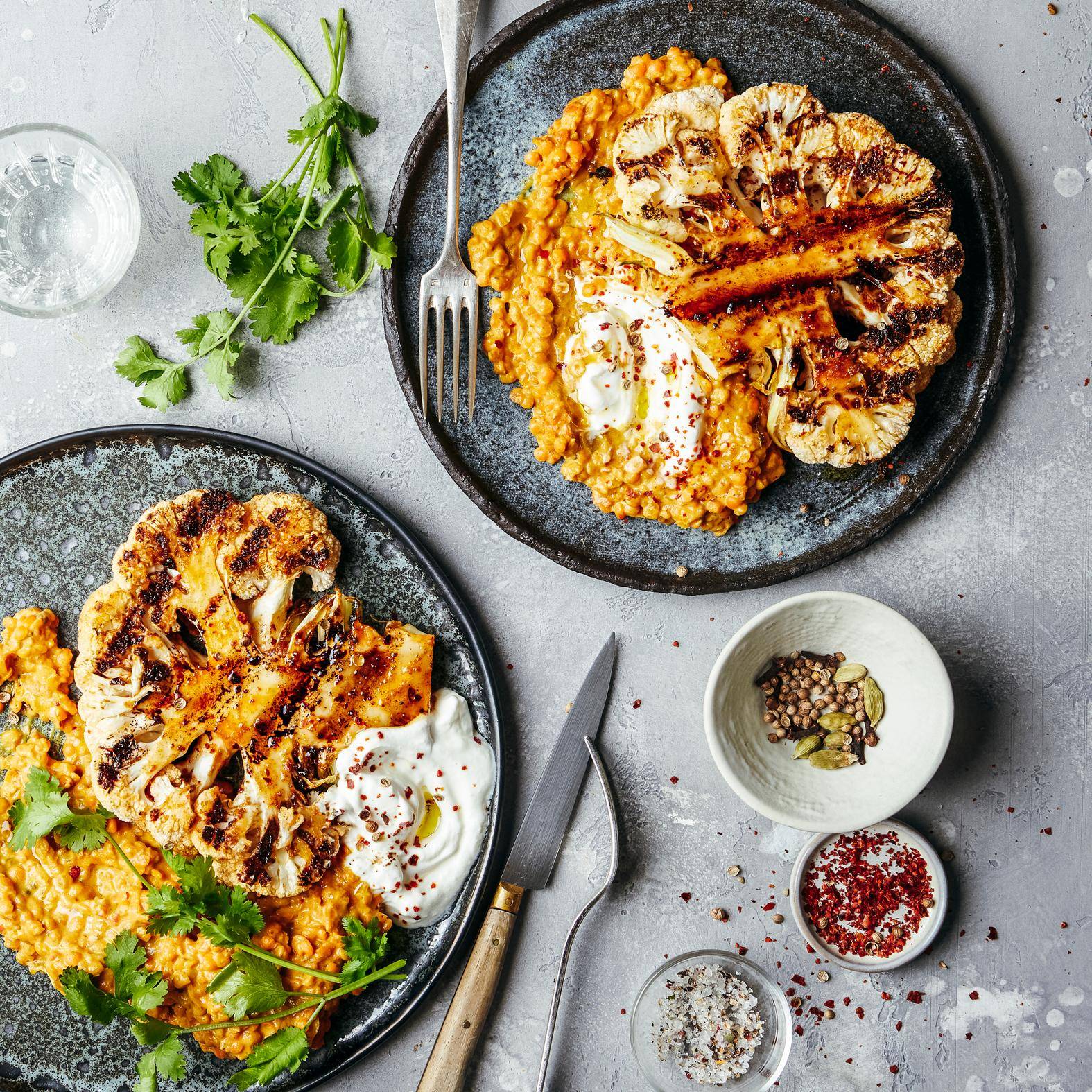 Gegrilde bloemkoolsteak en dahl van rode linzen - Recette OptiGrill 4in1 | Tefal