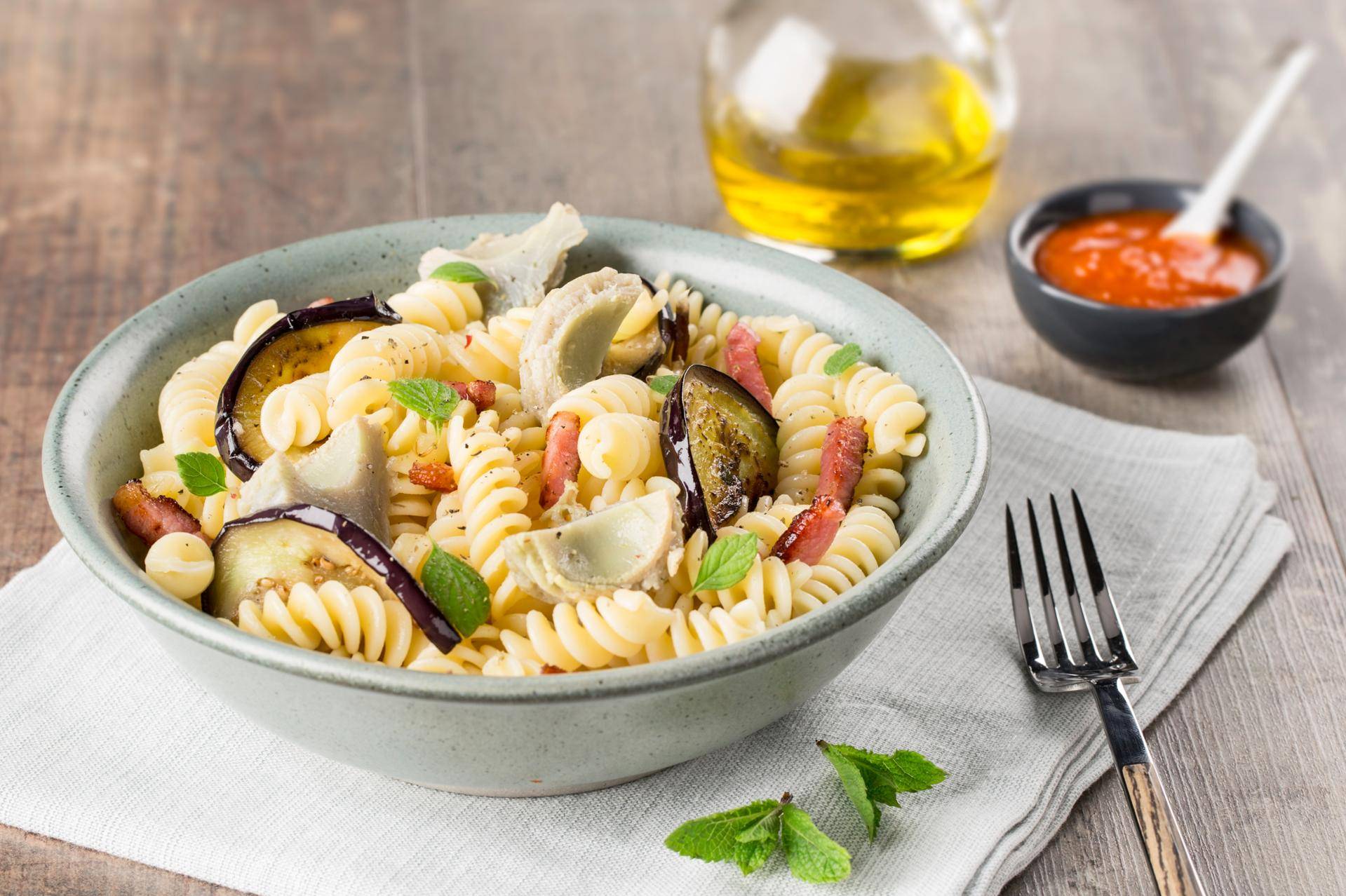 Salade de pâtes artichauts, aubergines au coulis de poivrons - Recette undefined | Tefal