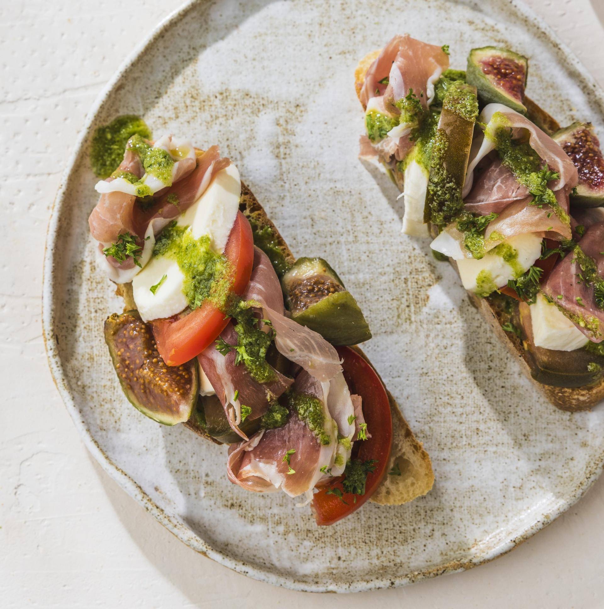 Bruschetta au pesto, prosciutto et figues - Recette Electric Pizza oven | Tefal