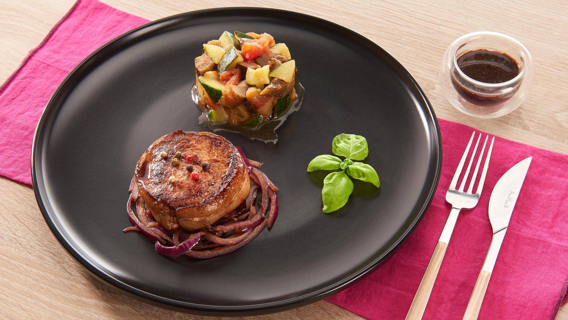 Médaillons de veau caramélisés au vinaigre balsamique et oignon rouge, ratatouille - Recette Poêles et Casseroles | Tefal