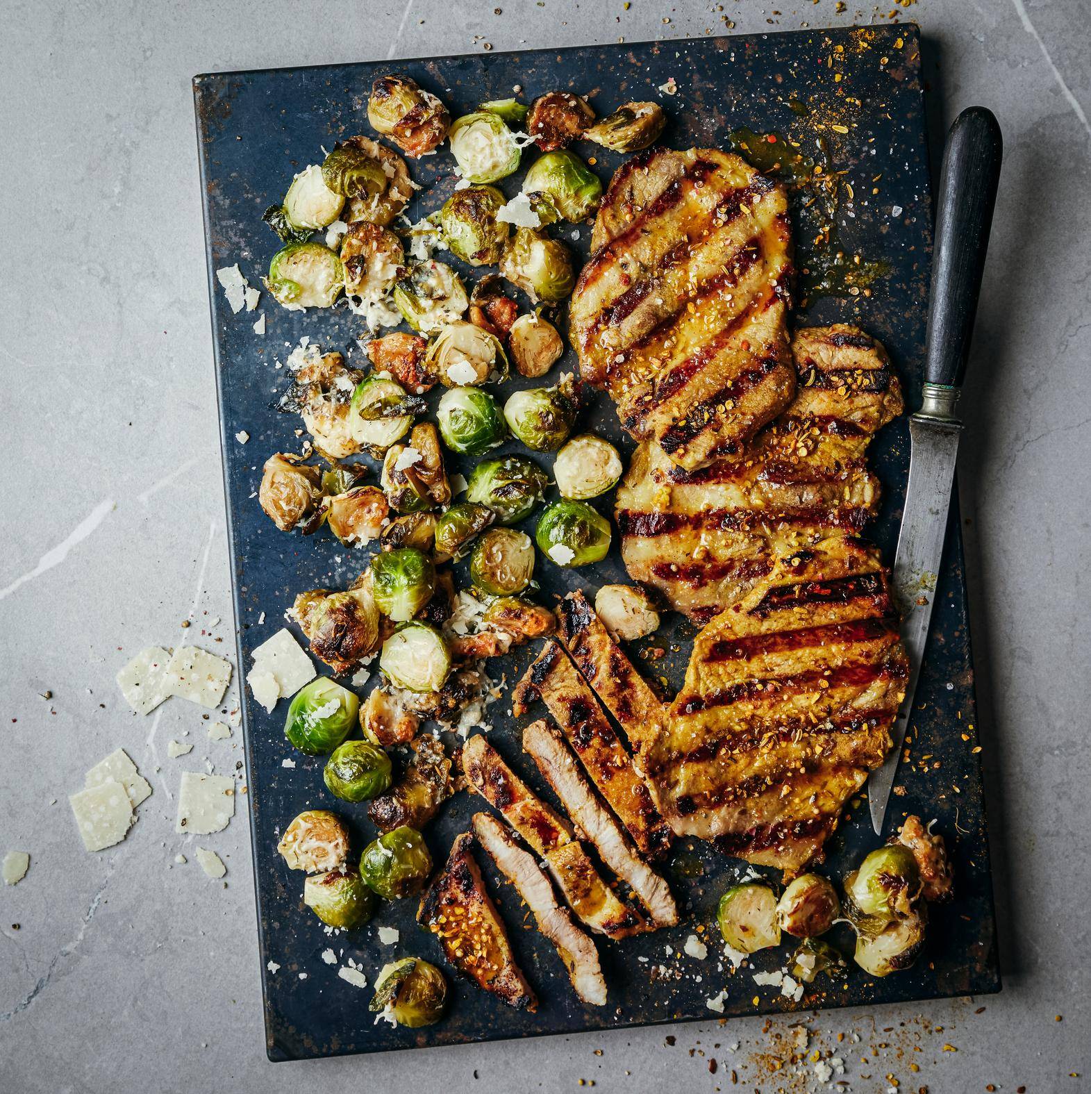 Echines de porc grillées et choux de Bruxelles au parmesan - Recette OptiGrill 2in1 | Tefal