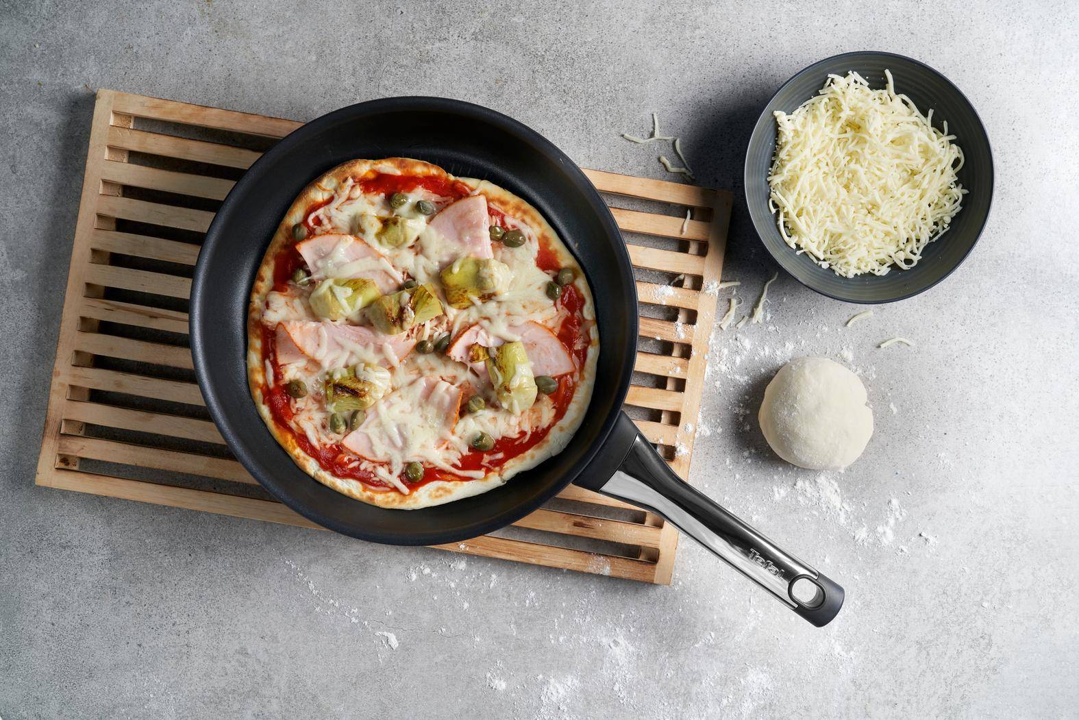 Pizza à la poêle avec poitrine de dinde, artichaut et câpres - Recette Poêles et Casseroles | Tefal