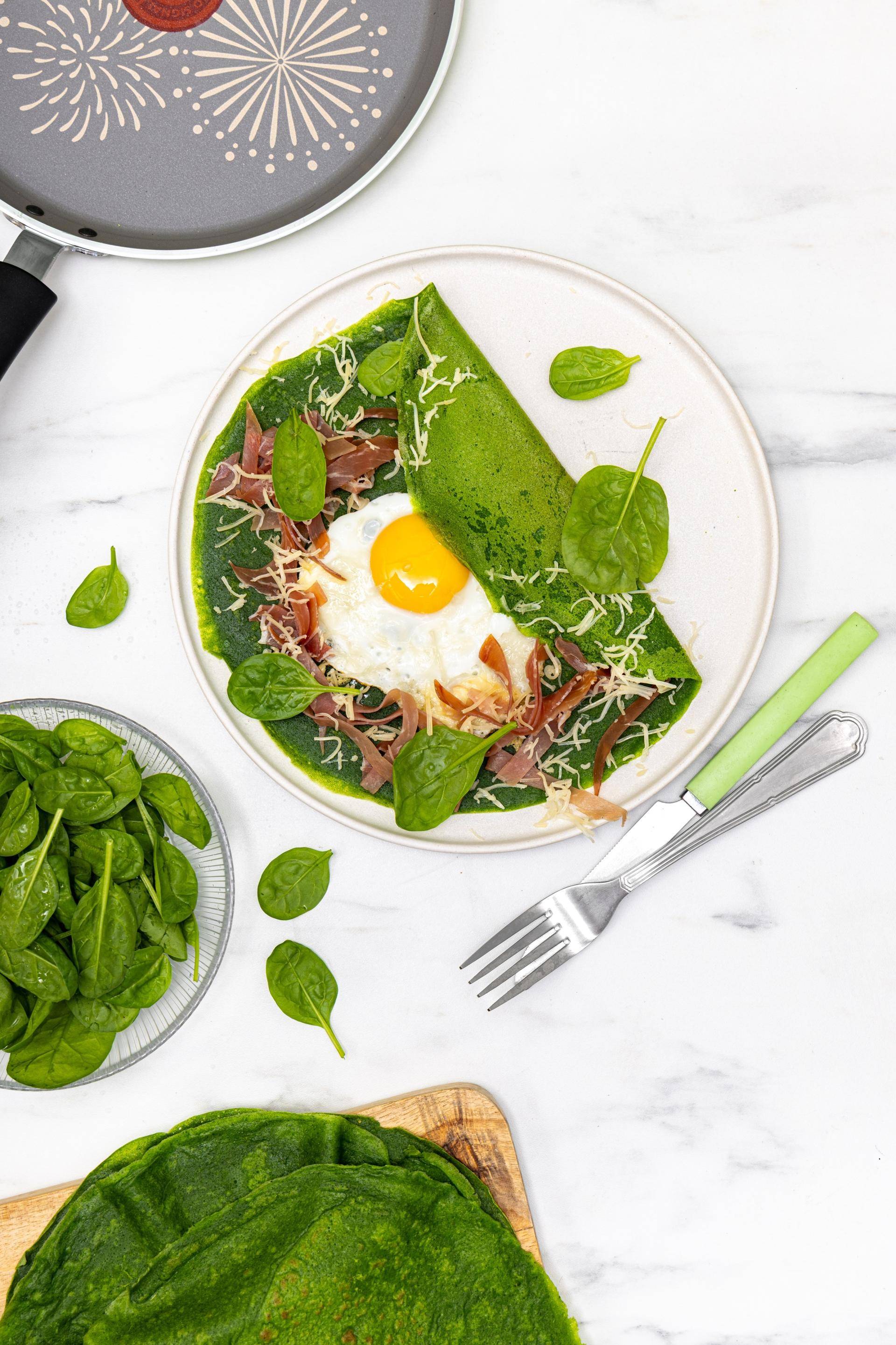 Crêpes vertes aux épinards, œuf, jambon de Bayonne et comté - Recette Poêles et Casseroles | Tefal