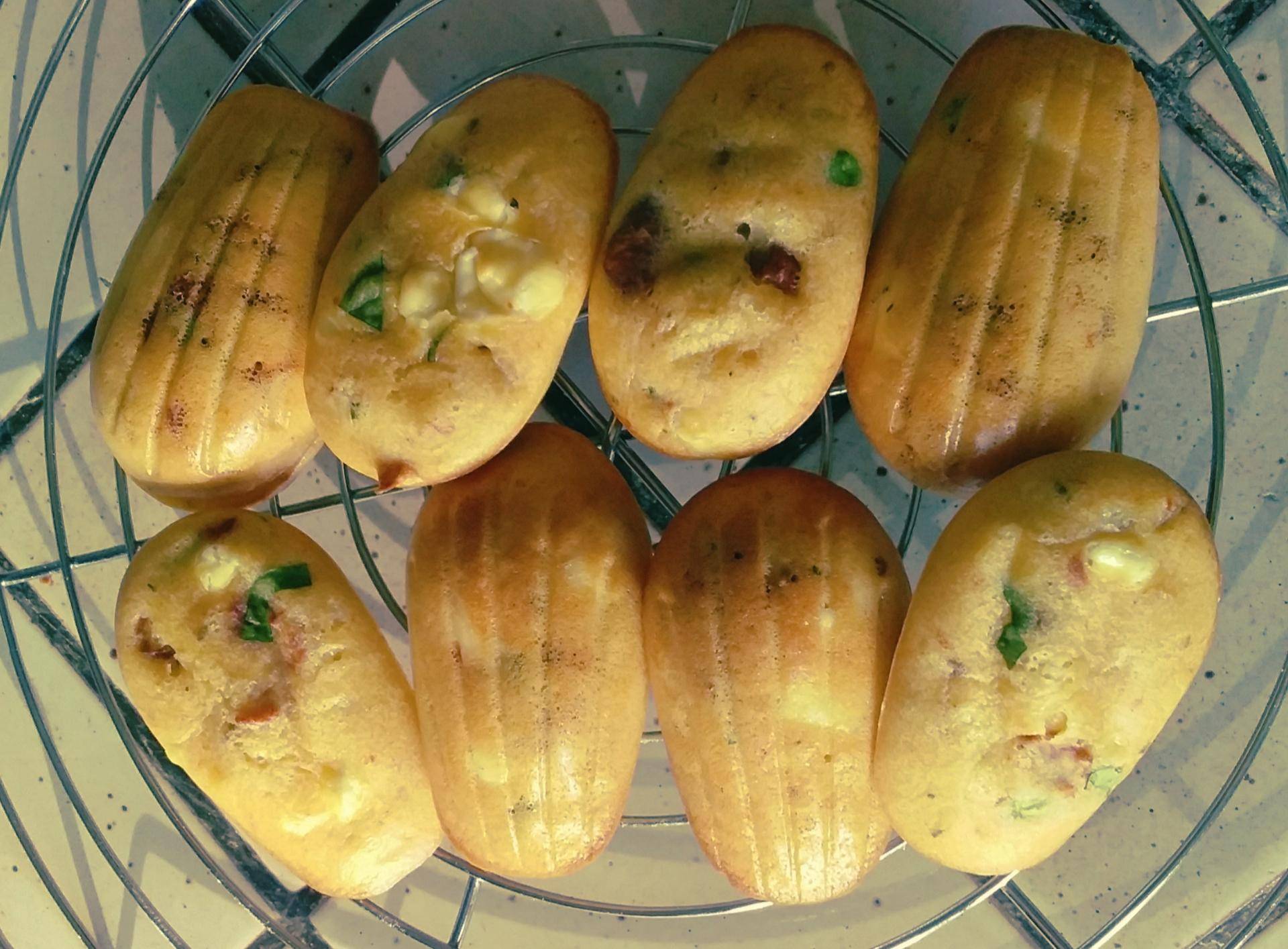 Madeleines chèvre, tomates séchées, basilic - Recette Cake Factory | Tefal