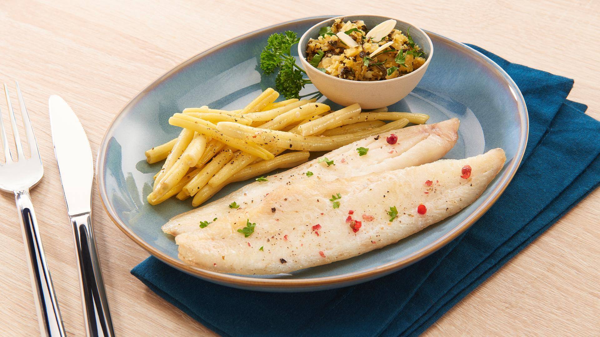 Merlan au condiment amande-citron-herbes, haricots beurre à l'ail confit - Recette Poêles et Casseroles | Tefal