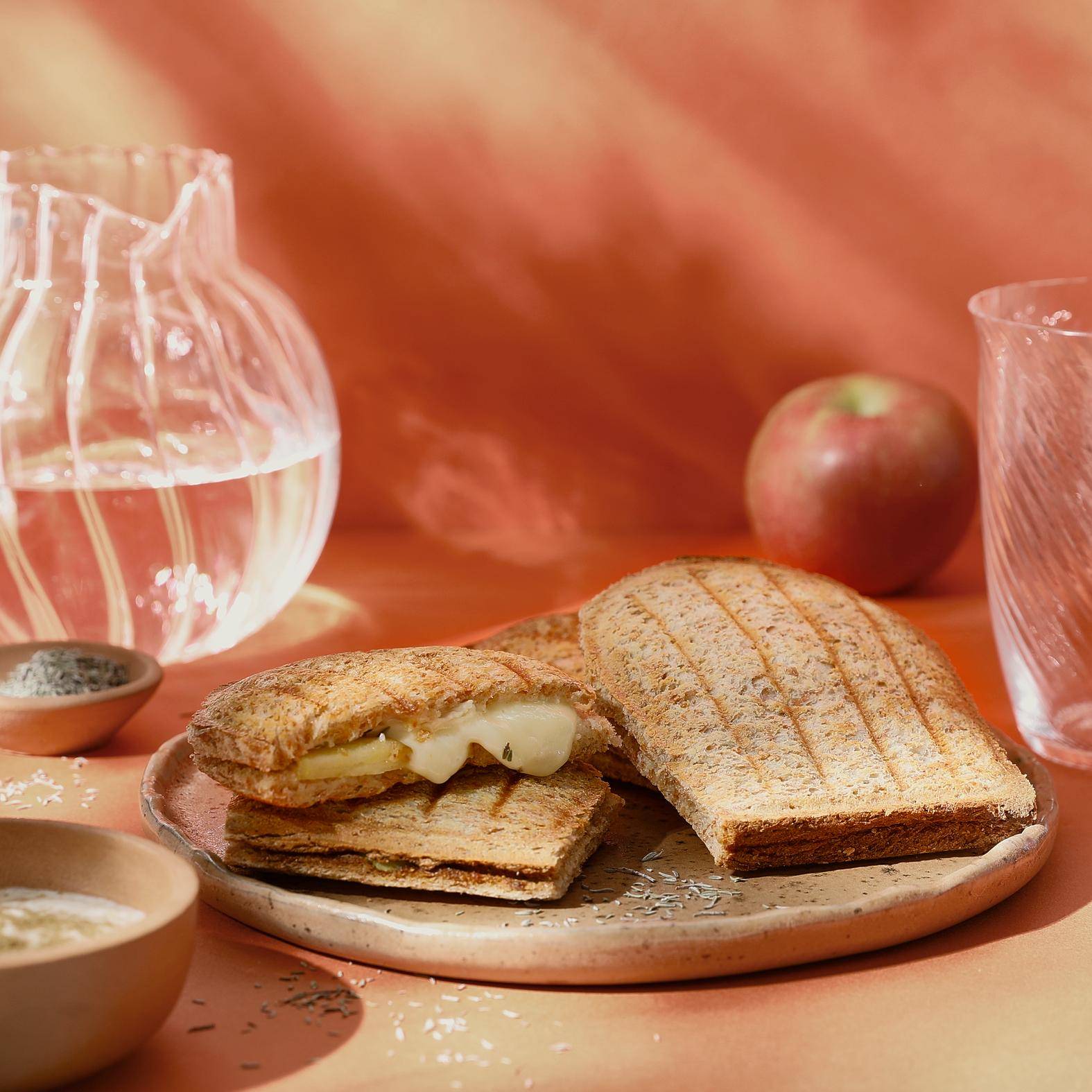 Zoetzuur geroosterd broodje met brie en appel - Recette Snack Collection MECHANICAL | Tefal