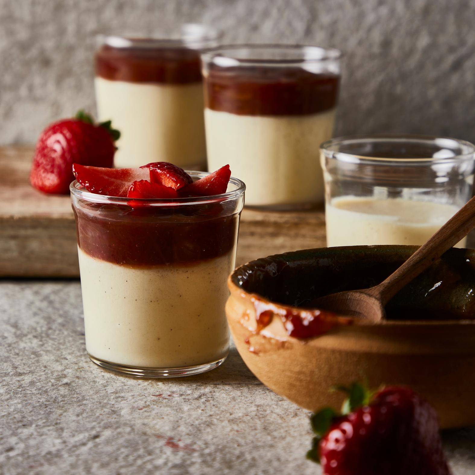 Petits pots de crème à la vanille, rhubarbe confite et fleur de sureau - Recette Poêles et Casseroles | Tefal