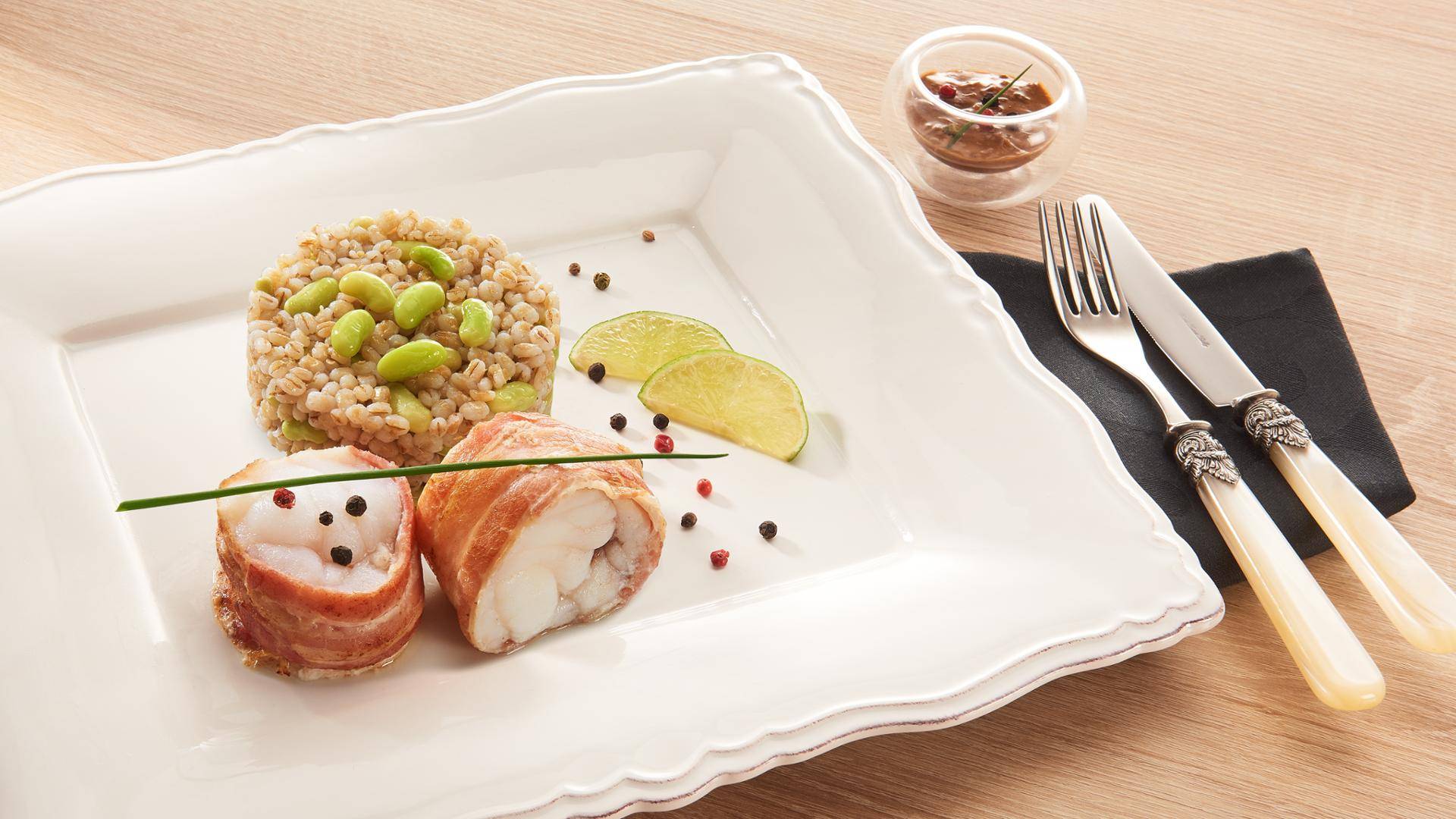 Rôti de lotte au lard, sauce café et orge aux fèves - Recette Poêles et Casseroles | Tefal