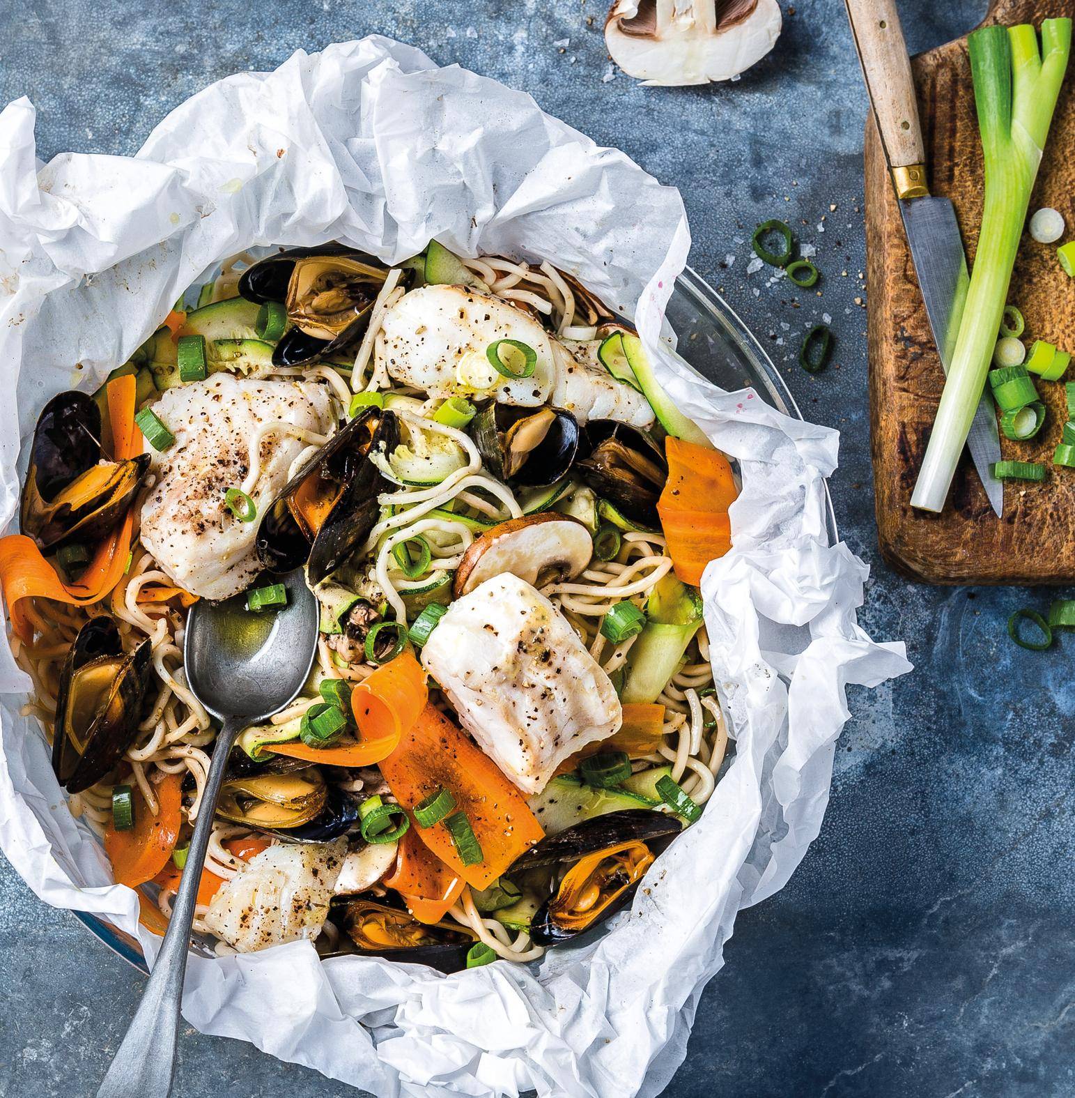 Papillotes de poisson aux légumes et nouilles chinoises - Recette undefined | Tefal