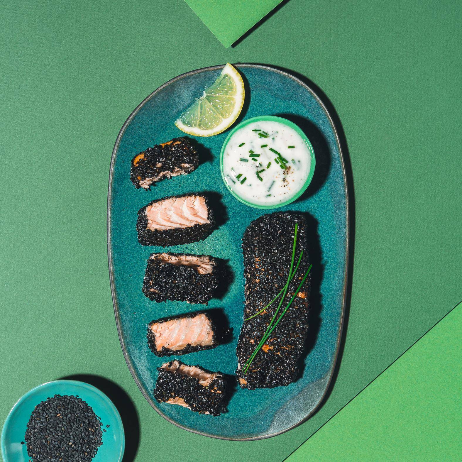 Steaks de saumon à la croûte de sésame noir et sauce blanche - Recette Poêles et Casseroles | Tefal