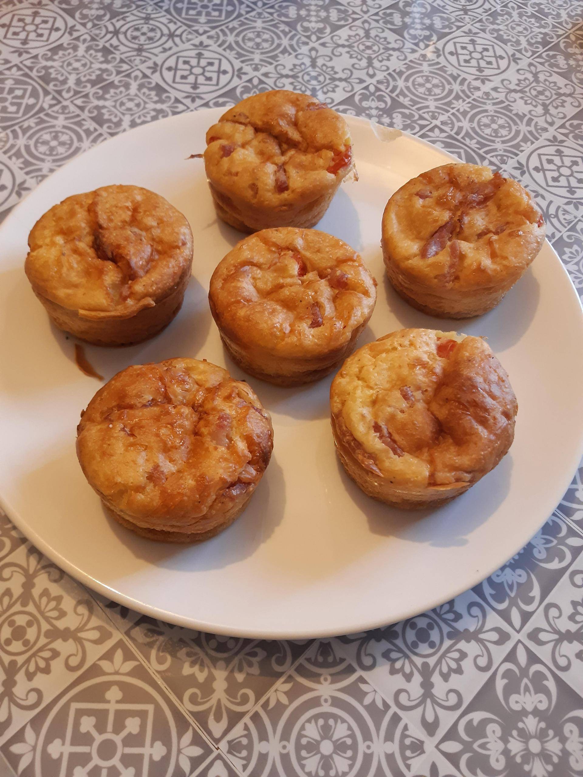 Muffin lardons ,tomates cerise et gruyère - Recette Cake Factory | Tefal
