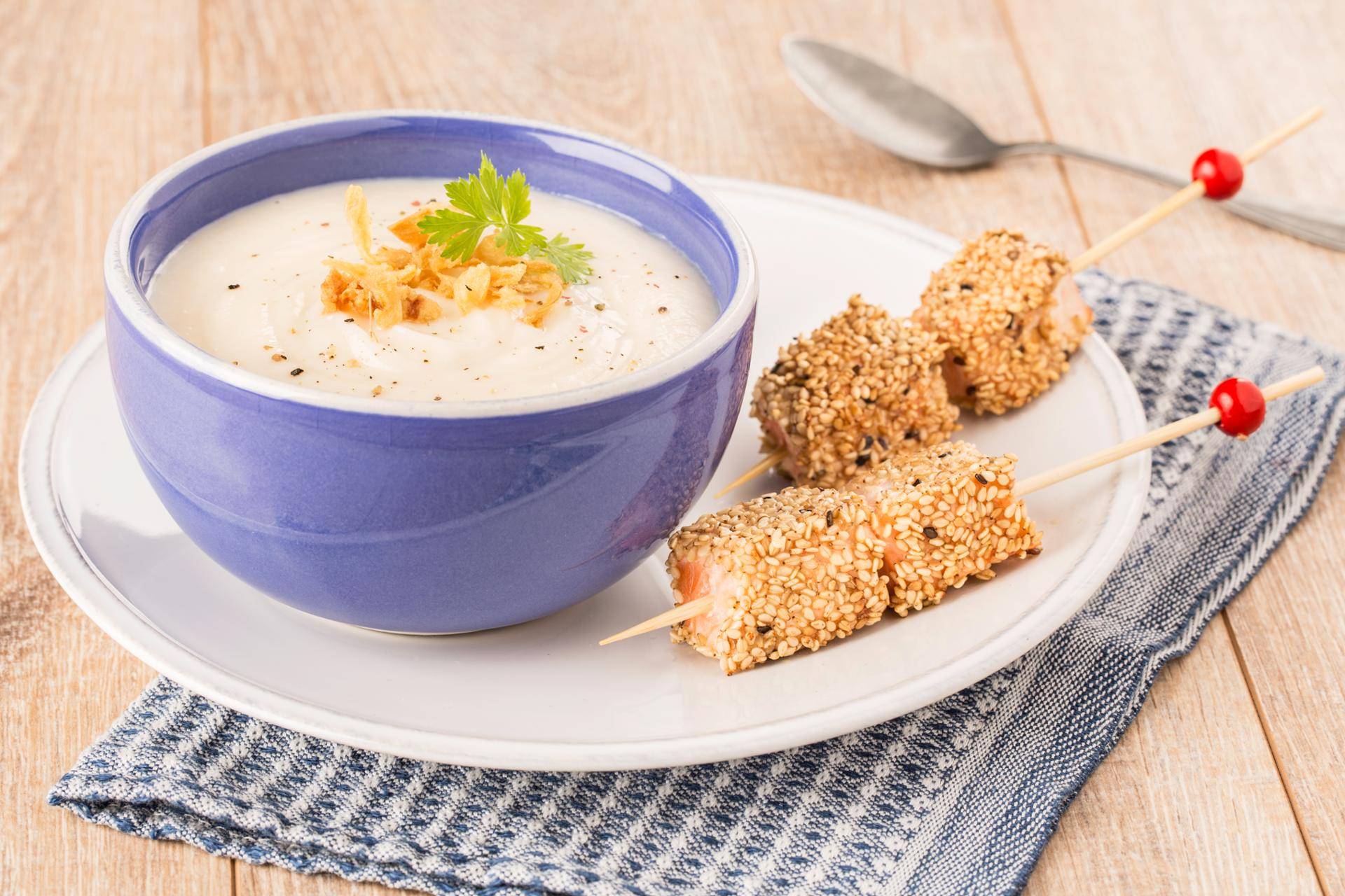 Crème de chou-fleur et brochettes de saumon au sésame - Recette undefined | Tefal