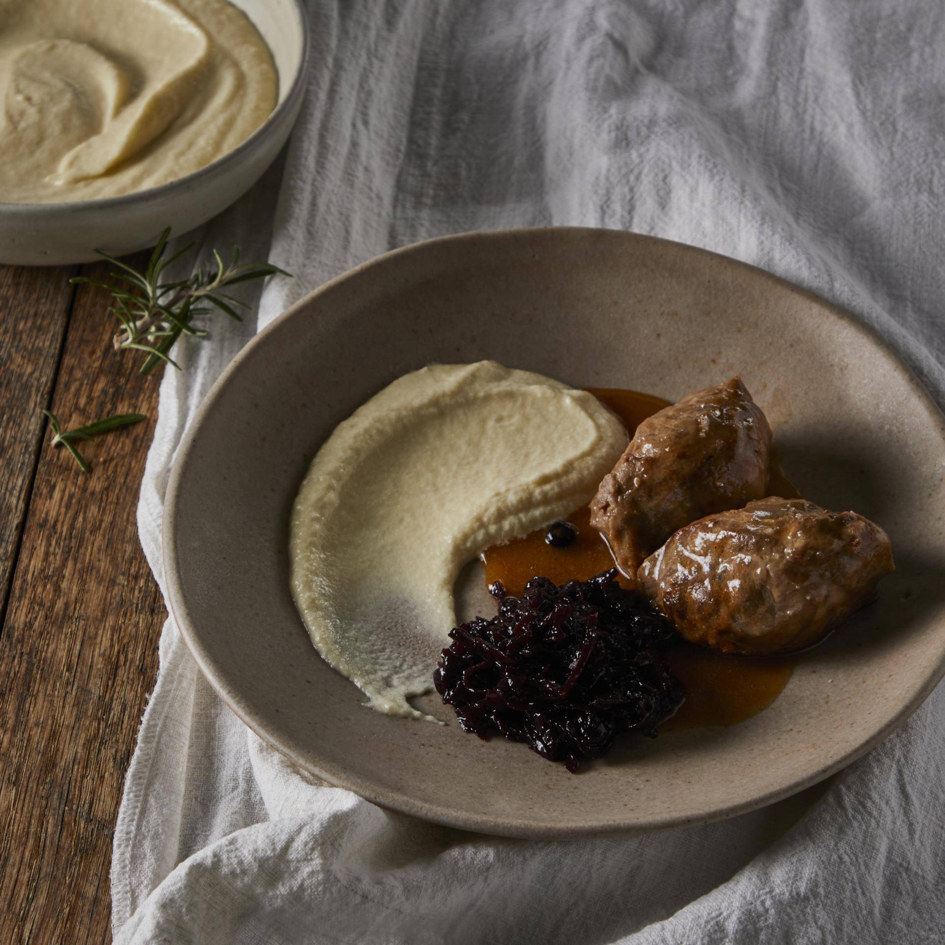 Joues de porc aux baies de genièvre, chou rouge confit - Recette Poêles et Casseroles | Tefal