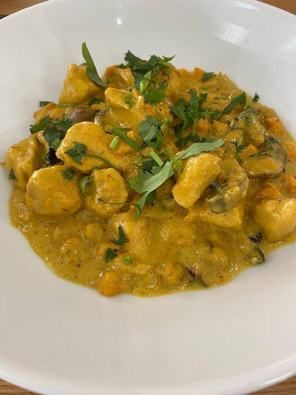 Curry de poulet et pois chiches au lait de coco - Recette Poêles et Casseroles | Tefal