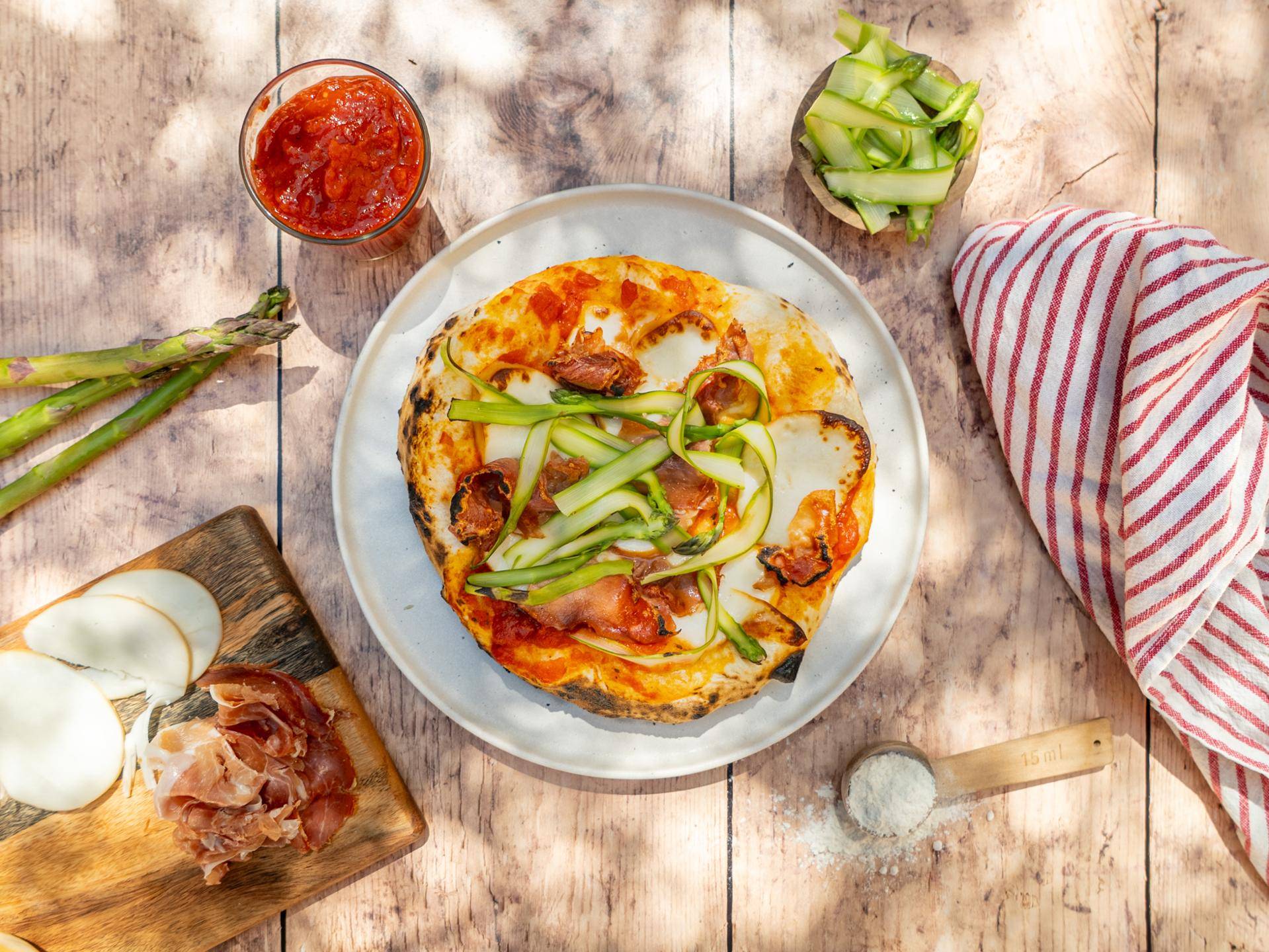 Scamorza, asperges, jambon sec - Recette Pizza Oven | Tefal