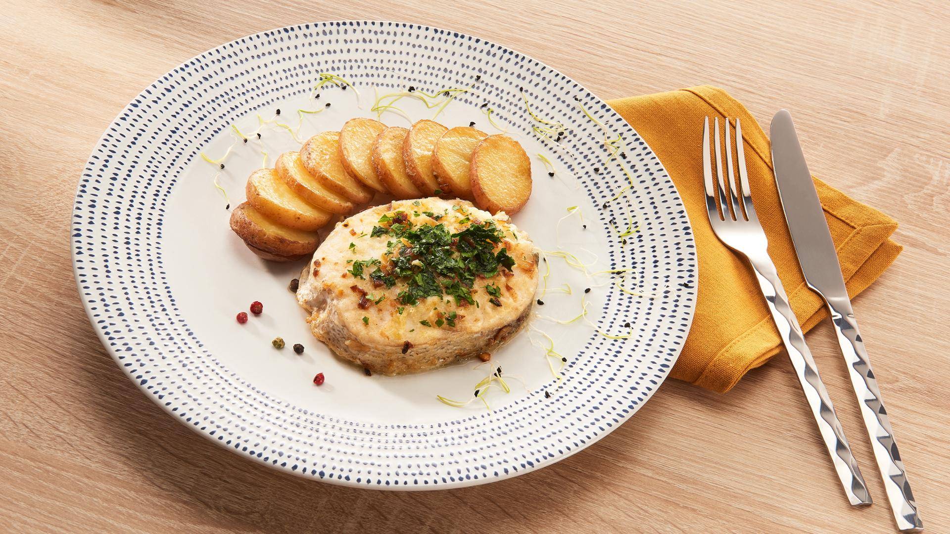 Darnes de merlu poêlées, beurre à l'ail et pommes de terre sautées - Recette Poêles et Casseroles | Tefal