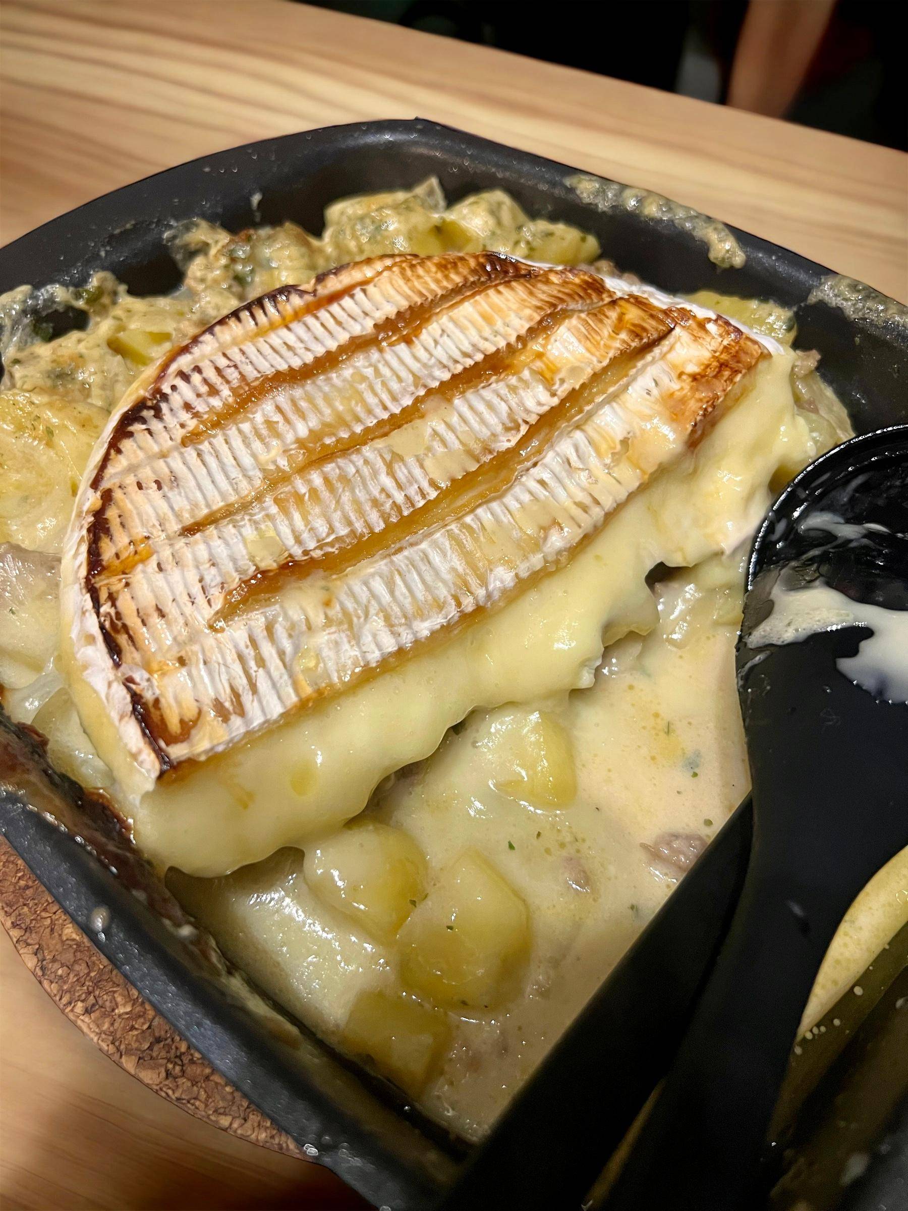 Camembert rôti au miel sur pommes de terre, steaks et oignons - Recette Cake Factory | Tefal