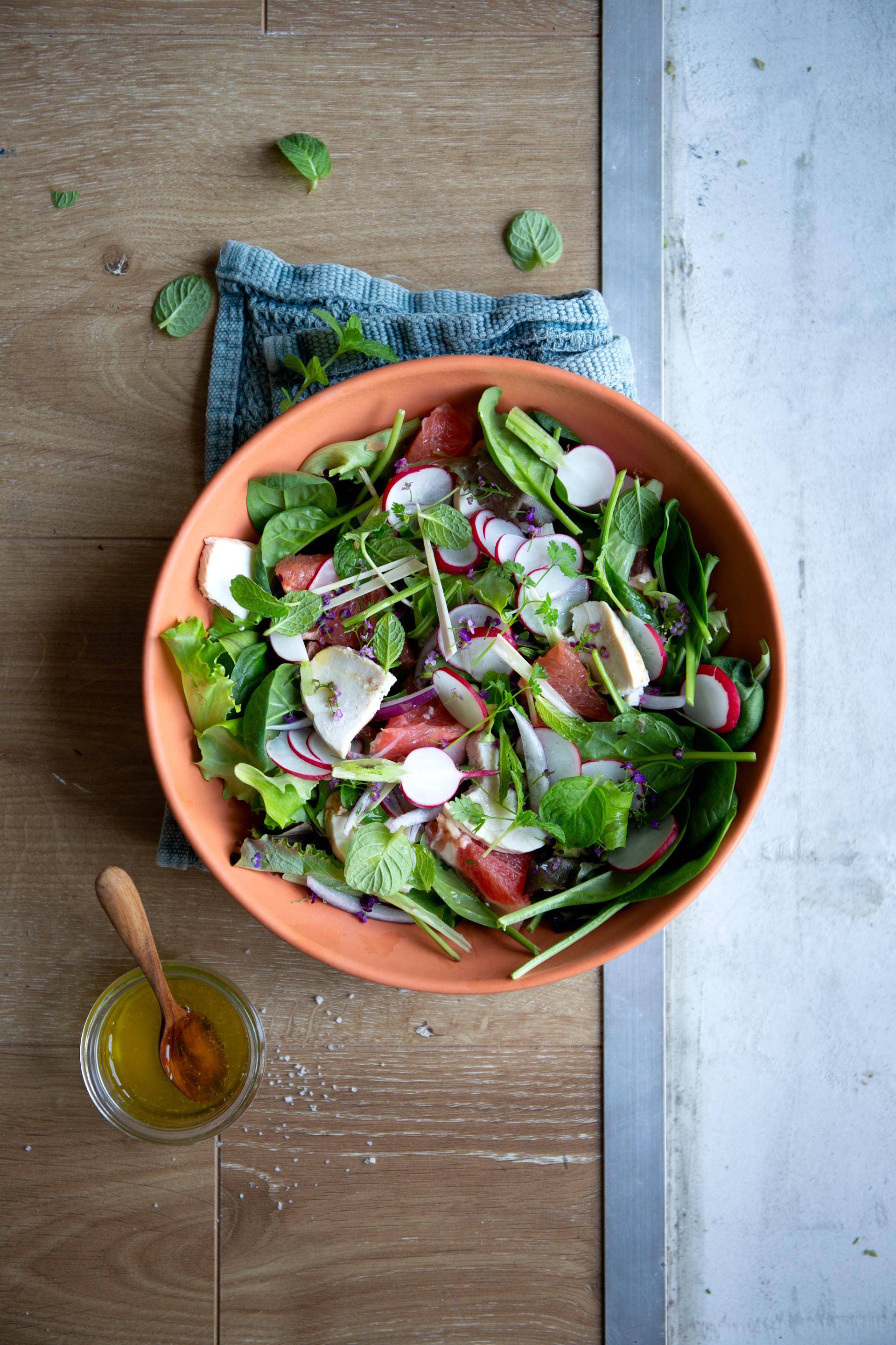 Salade de poulet à la citronnelle, pomelo et noix de coco - Recette undefined | Tefal