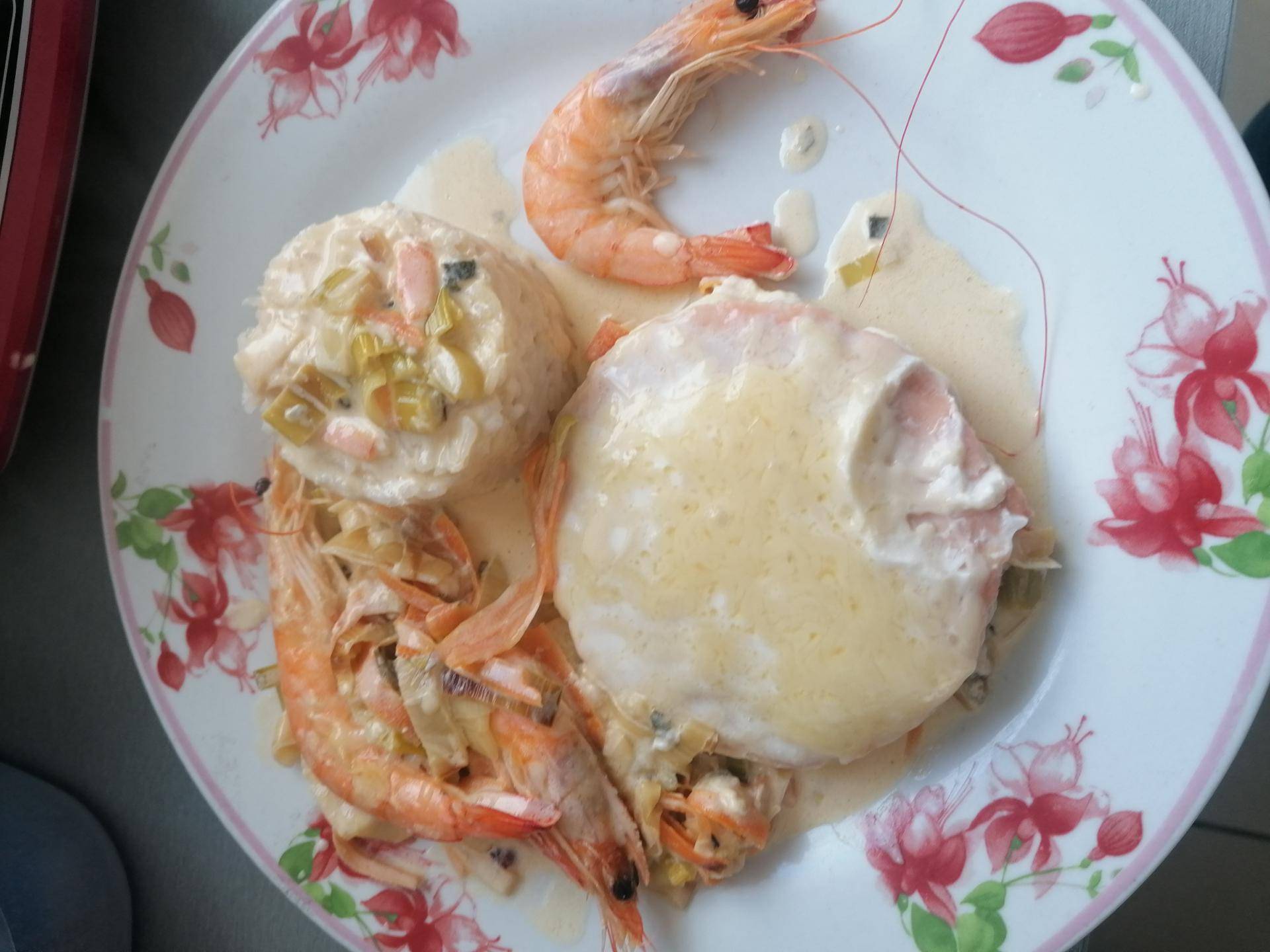 Médaillon de saumon, crevettes avec fondue de poireau juliennes de carotte à la crème - Recette Cake Factory | Tefal