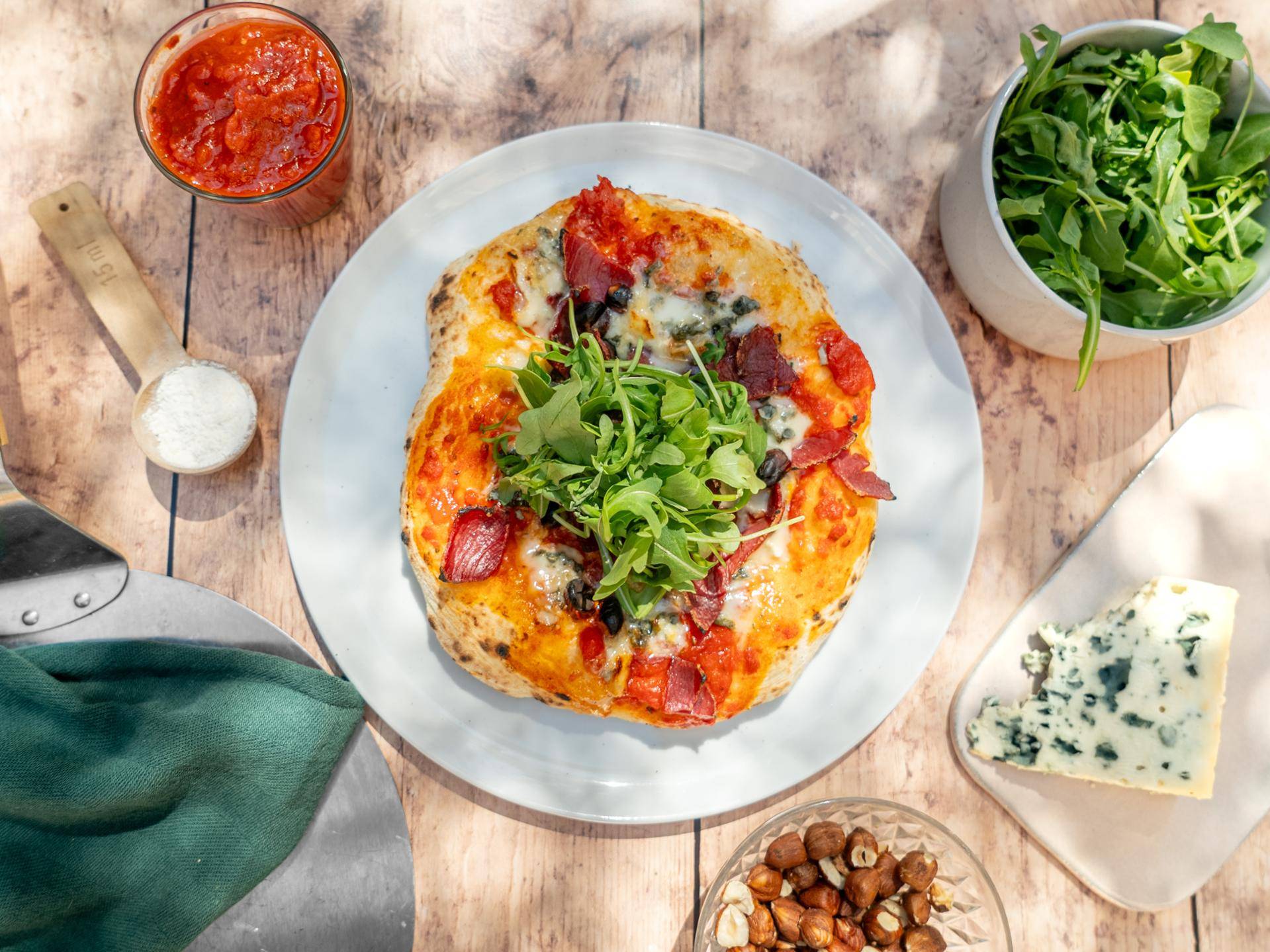 Bresaola, roquefort, noisettes - Recette Pizza Oven | Tefal