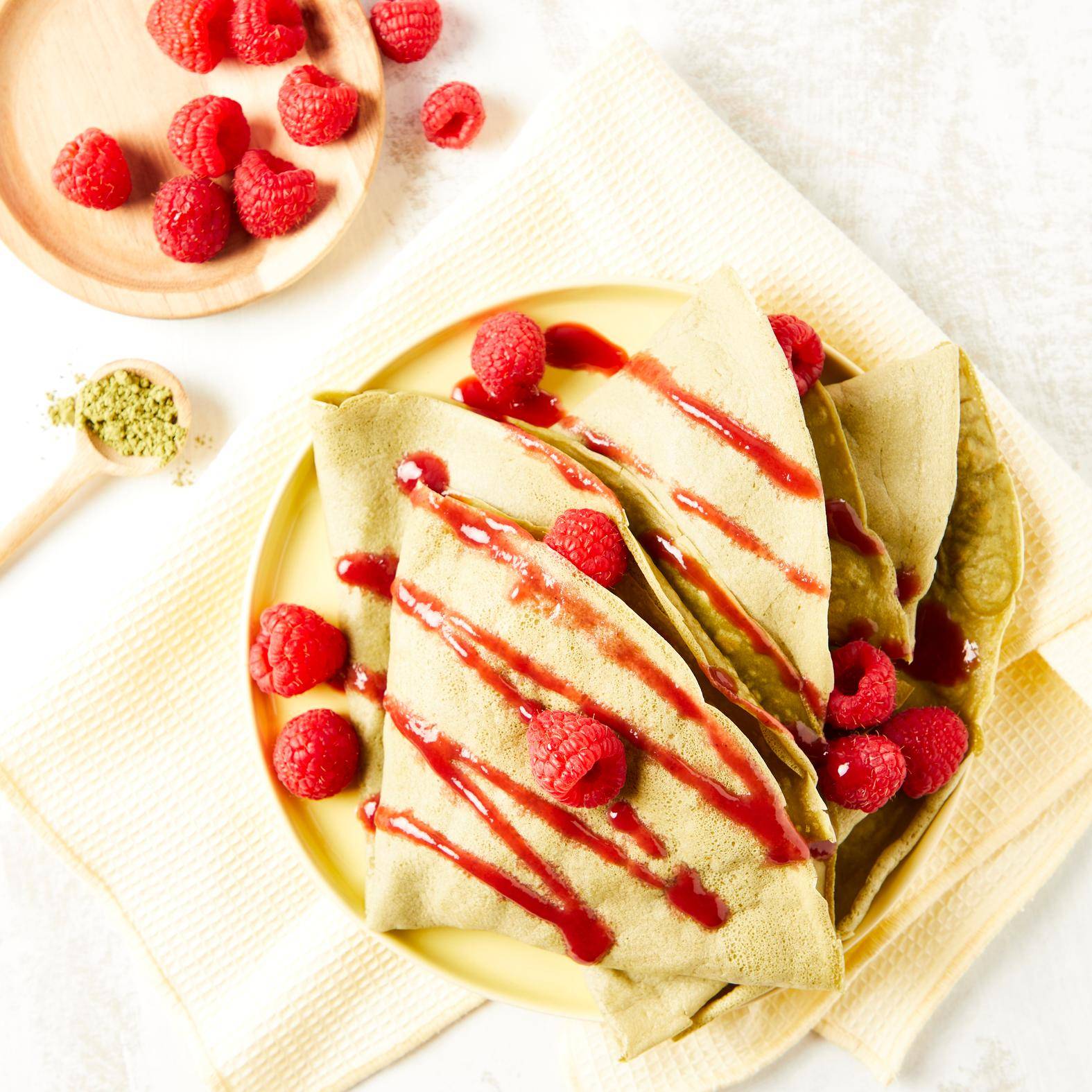 Crêpes vegan au matcha et coulis de framboises - Recette Crêpes