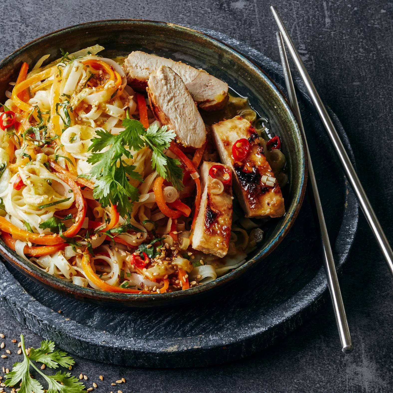 Gegrilde kip met citroengras en noedels in groene curry - Recette OptiGrill 4in1 | Tefal