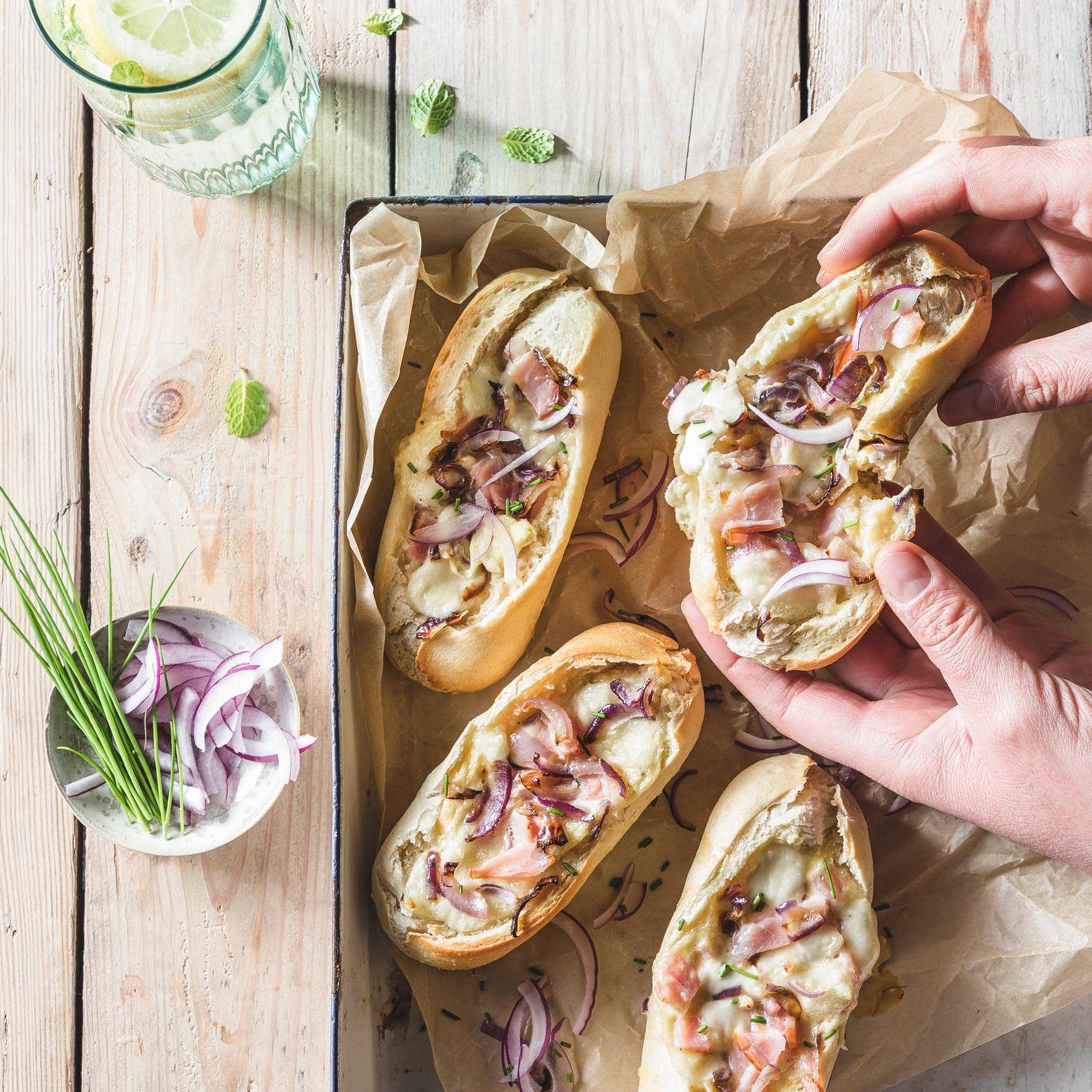 Bread Boat aux oignons caramélisés, bacon et cheddar - Recette Poêles et Casseroles | Tefal