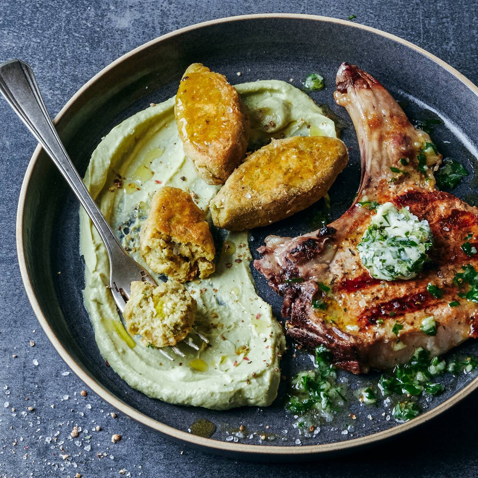 Côtes de porc au beurre d'ail et falafel à l'avocat - Recette OptiGrill 2in1 XL | Tefal