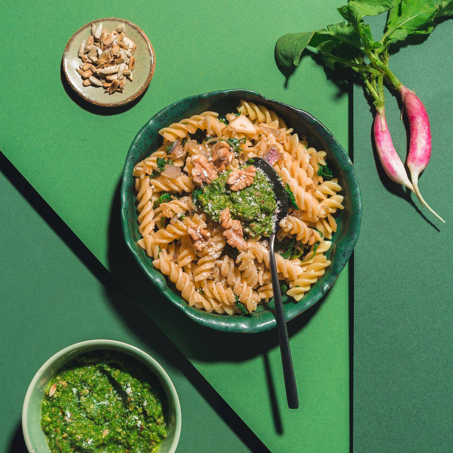 Pâtes aux fanes de radis et pesto - Recette Poêles et Casseroles | Tefal
