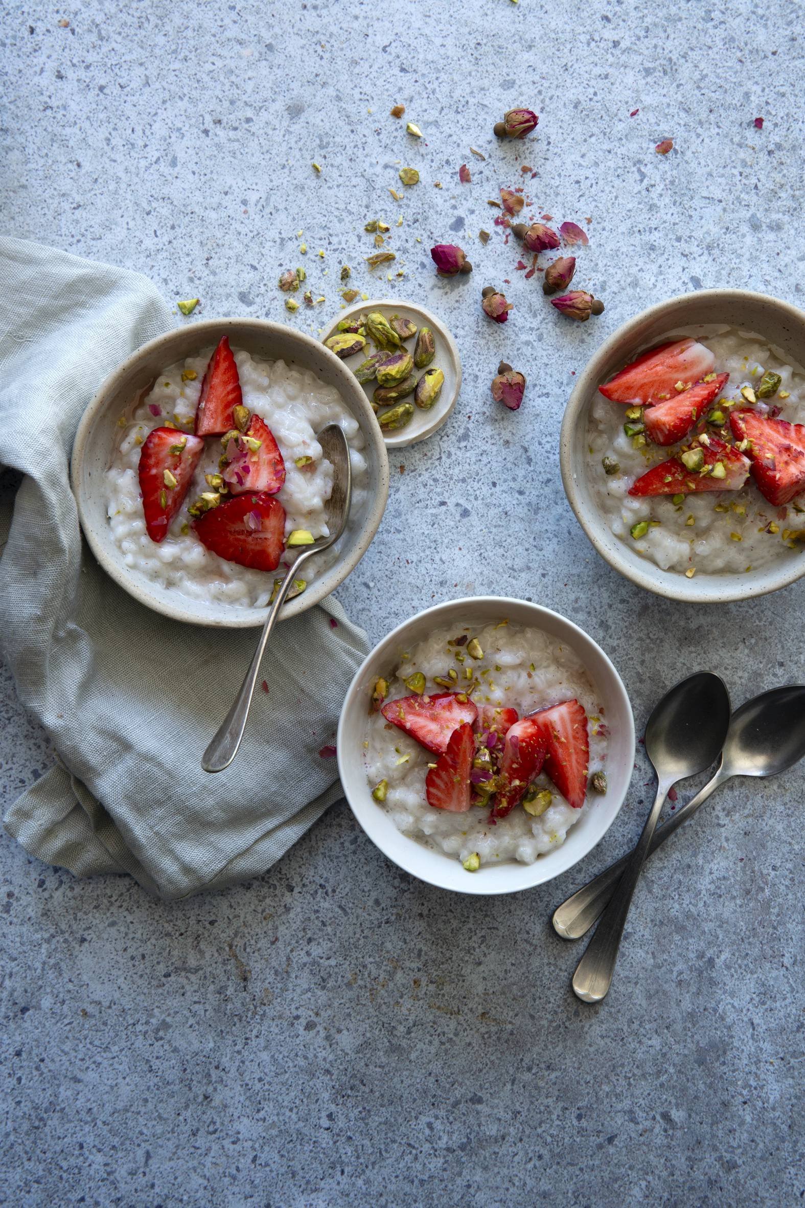 Riz au lait d’amande, fraises, pistaches et rose - Recette undefined | Tefal