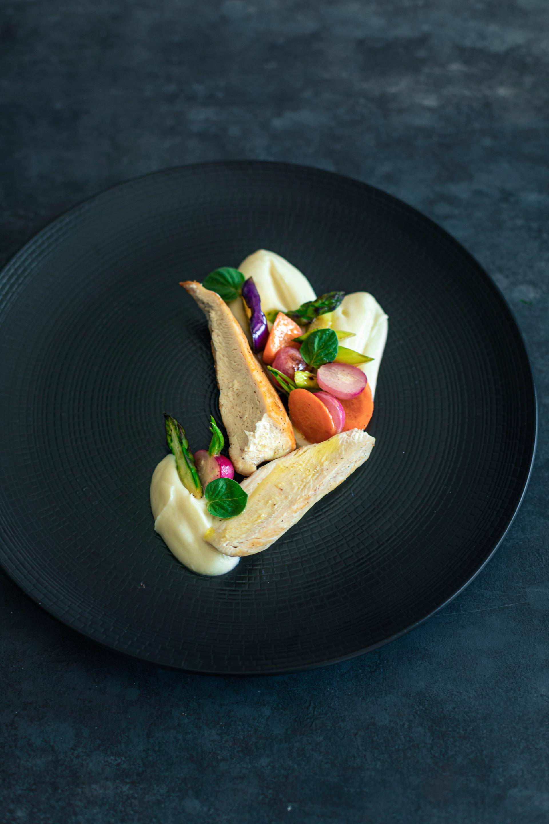 Filet de volaille braisé, purée de céleri et jardinière de légumes - Recette Poêles et Casseroles | Tefal